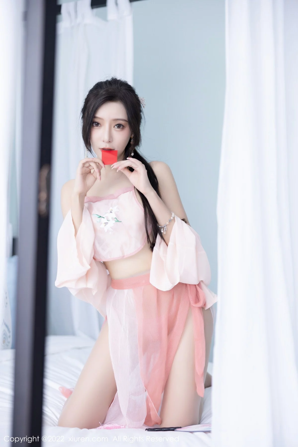 XiuRen第6040期_女神王馨瑶yanni私房粉色肚兜配超薄肉丝秀惹火身材诱惑写真81P