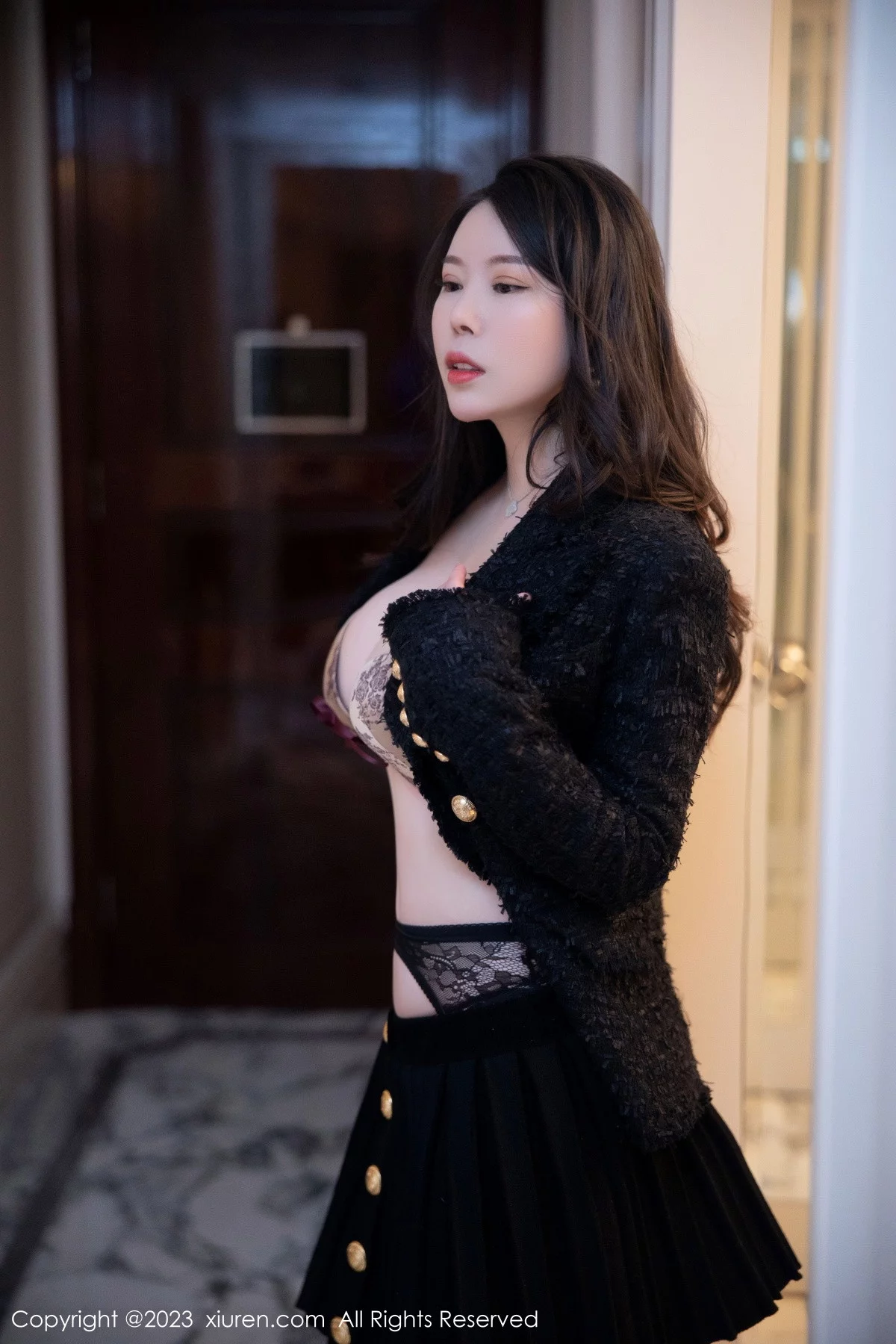 XiuRen第6147期_模特白茹雪私房半脱露金色带图案内衣配黑丝吊袜极致魅惑写真79P