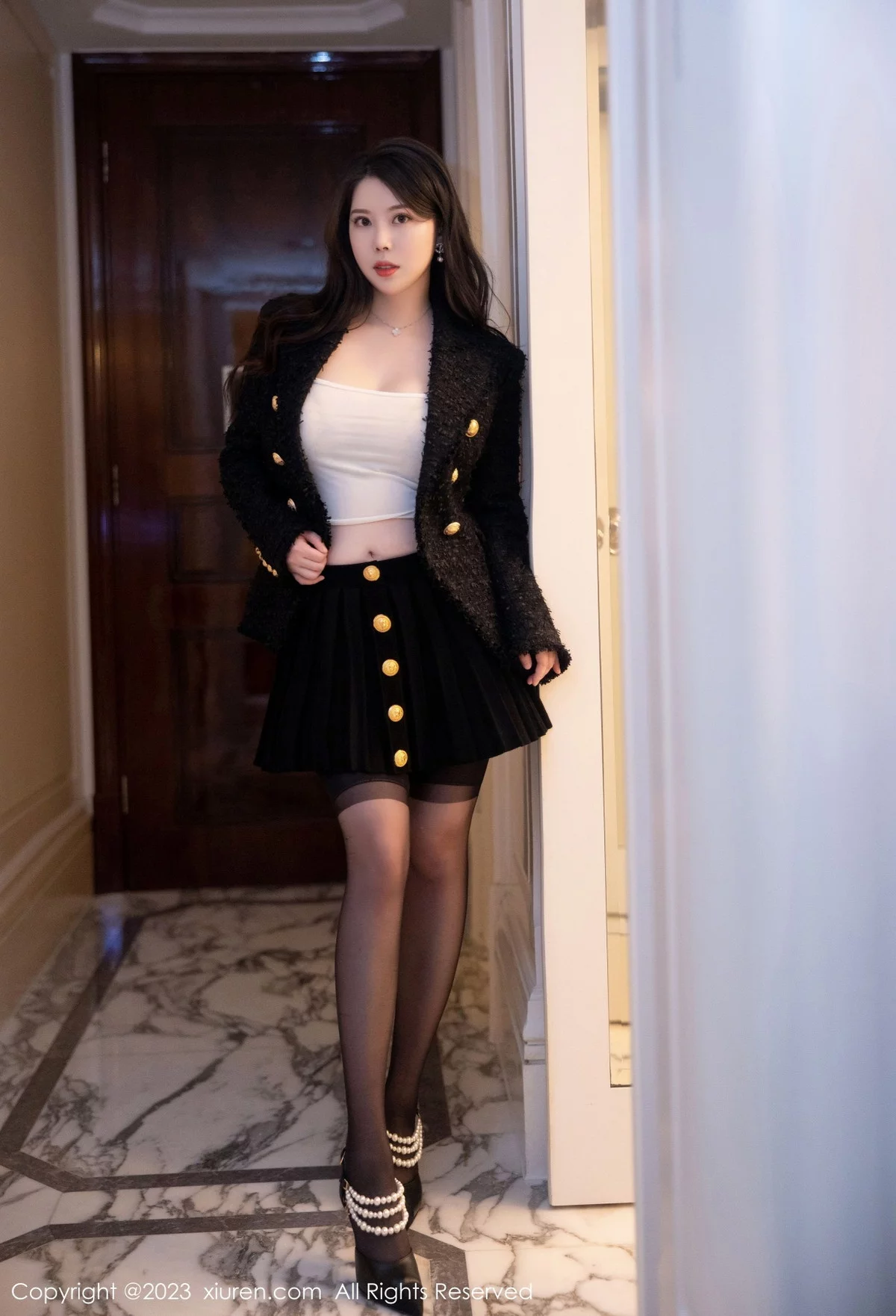 XiuRen第6147期_模特白茹雪私房半脱露金色带图案内衣配黑丝吊袜极致魅惑写真79P