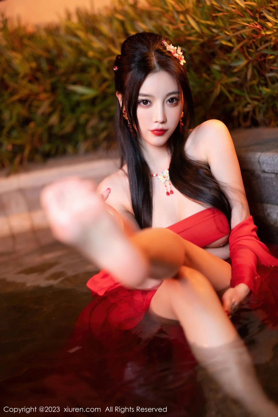 XiuRen第6149期_女神杨晨晨Yome温泉性感半透红色丝绸秀丰满身材惹火诱惑写真88P