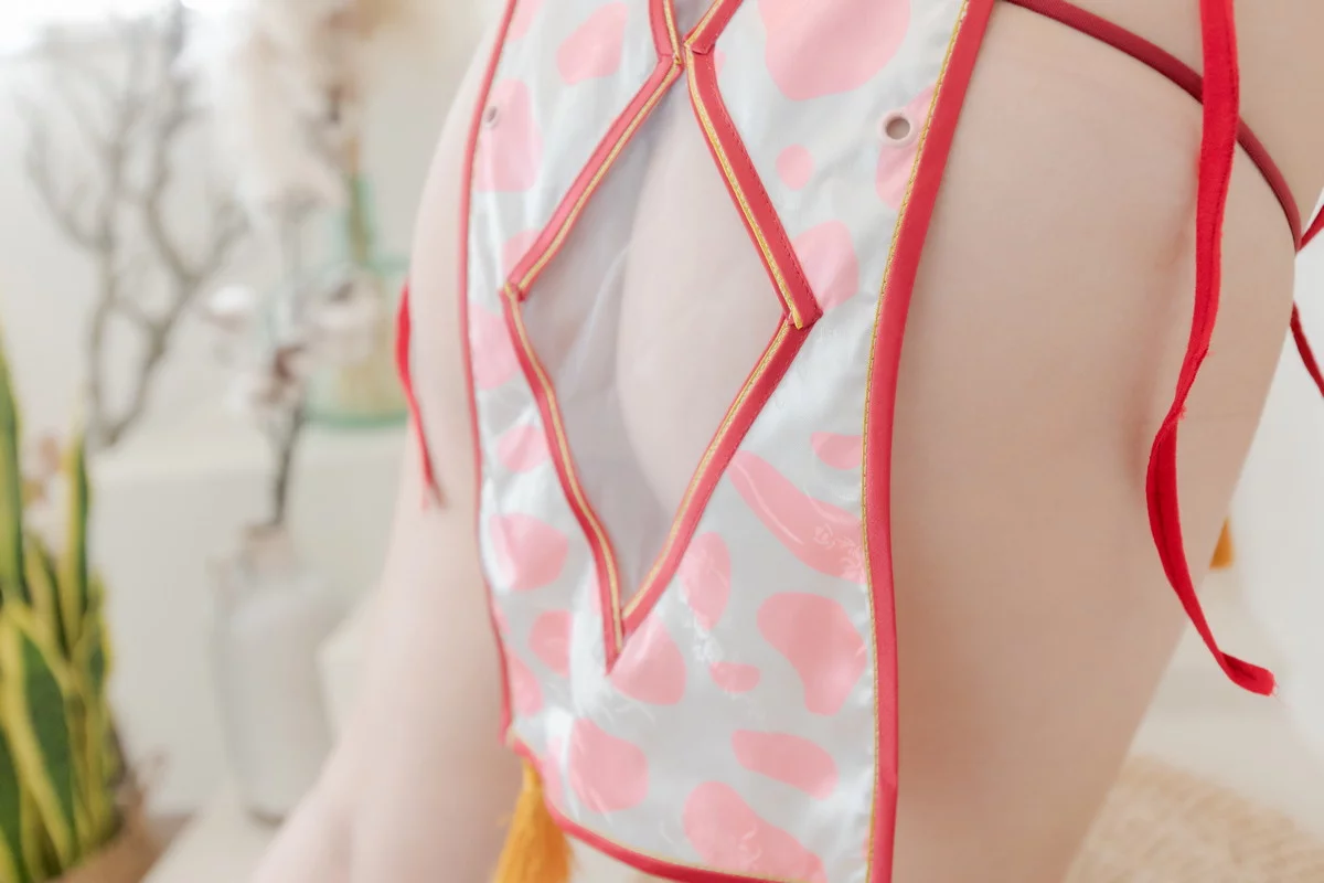 网络美女胡桃猫Kurumineko蜜桃牛乳主题情趣旗袍露性感内衣秀豪乳翘臀诱惑写真134P