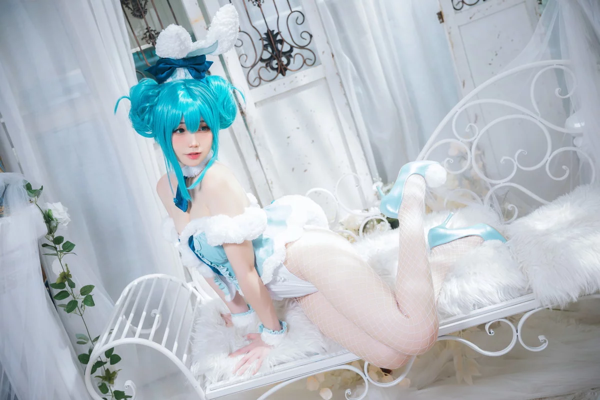 网络美女焖焖碳初音兔女郎主题性感低胸连体衣配白丝网袜秀翘臀美腿诱惑写真20P