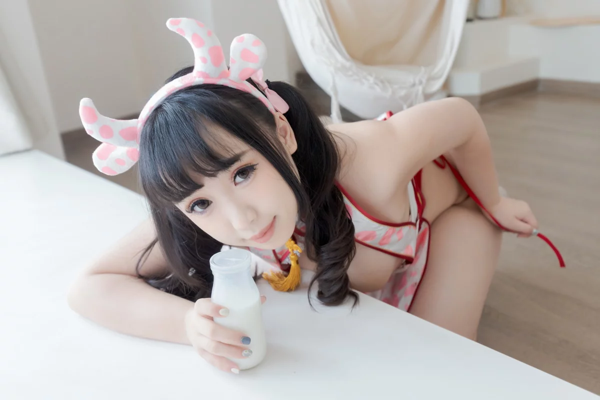 网络美女胡桃猫Kurumineko蜜桃牛乳主题情趣旗袍露性感内衣秀豪乳翘臀诱惑写真134P