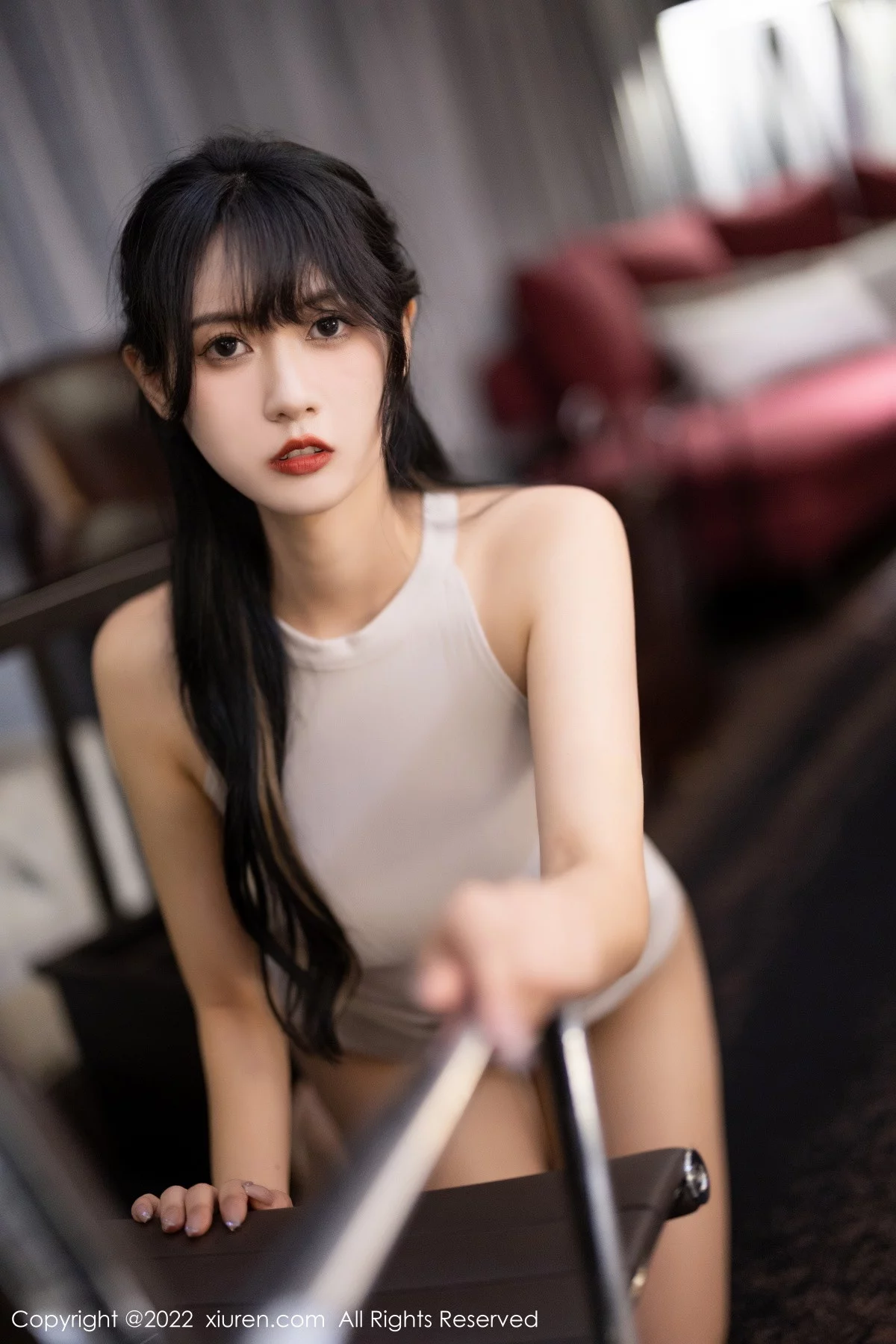 XiuRen第6043期_模特林子遥性感浅灰色连衣短裙配超薄肉丝秀曼妙身姿迷人写真70P