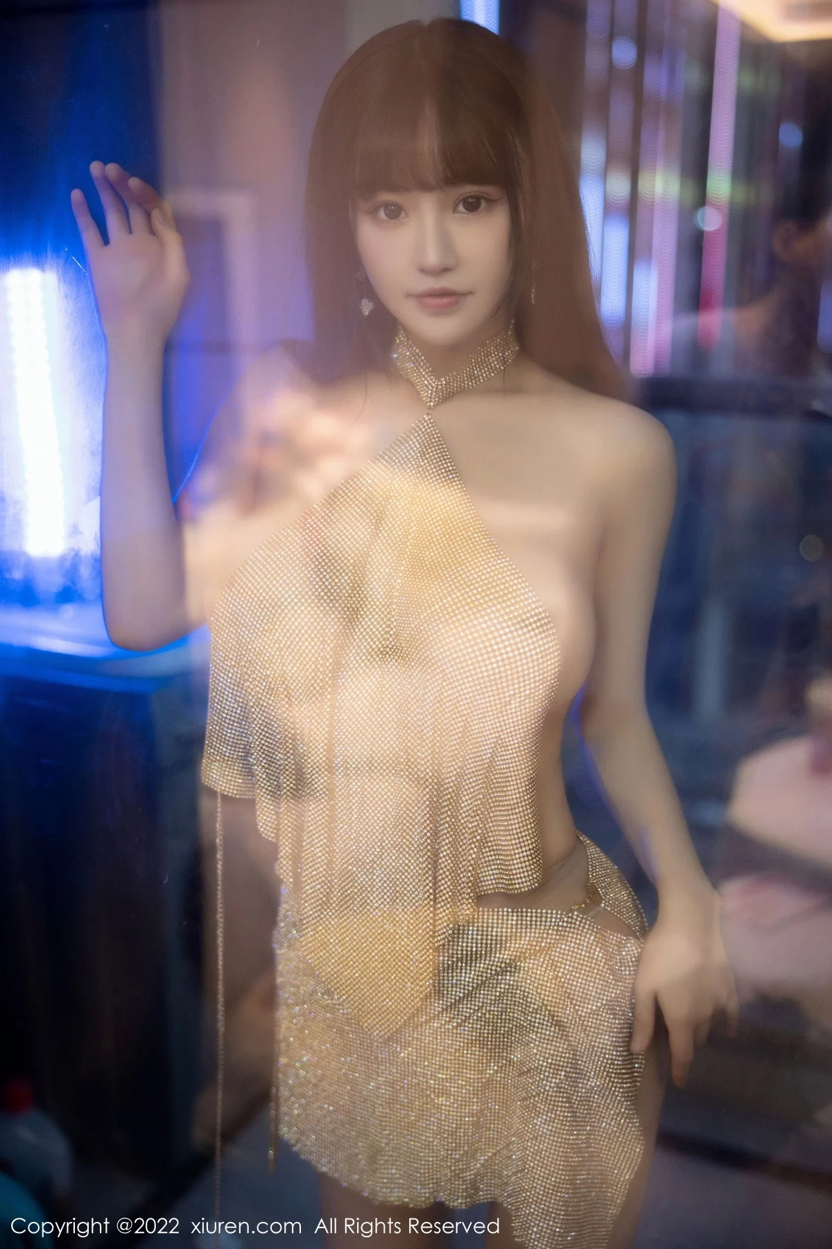 XiuRen第6044期_女神朱可儿Flora大理旅拍金色闪亮连衣短裙秀丰满身材诱惑写真74P