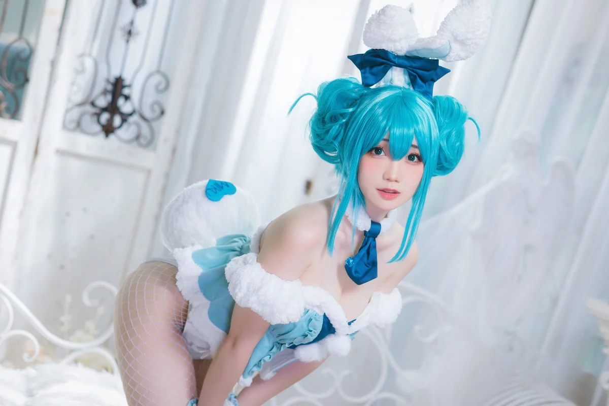 网络美女焖焖碳初音兔女郎主题性感低胸连体衣配白丝网袜秀翘臀美腿诱惑写真20P