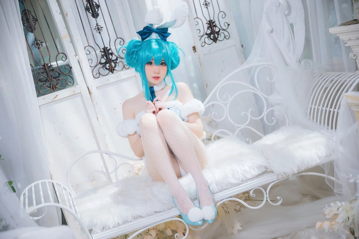 网络美女焖焖碳初音兔女郎主题性感低胸连体衣配白丝网袜秀翘臀美腿诱惑写真20P