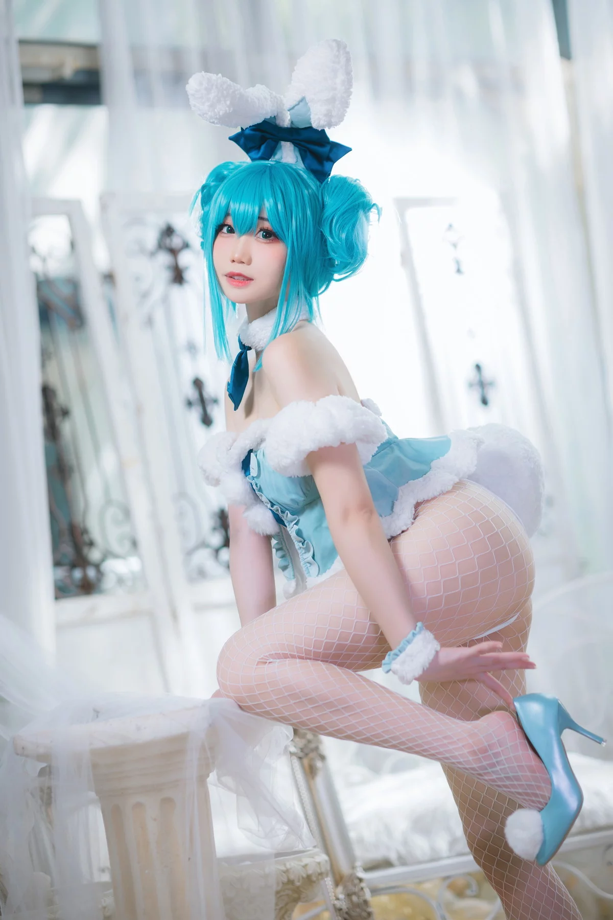 网络美女焖焖碳初音兔女郎主题性感低胸连体衣配白丝网袜秀翘臀美腿诱惑写真20P