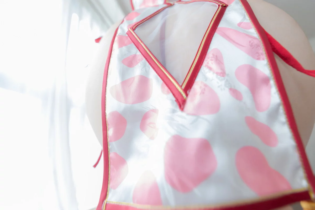 网络美女胡桃猫Kurumineko蜜桃牛乳主题情趣旗袍露性感内衣秀豪乳翘臀诱惑写真134P