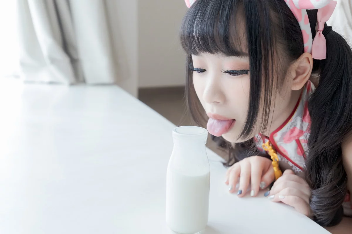 网络美女胡桃猫Kurumineko蜜桃牛乳主题情趣旗袍露性感内衣秀豪乳翘臀诱惑写真134P