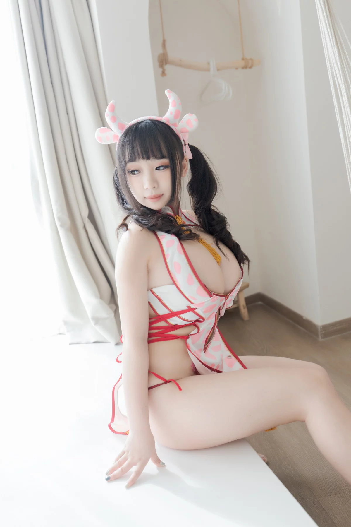网络美女胡桃猫Kurumineko蜜桃牛乳主题情趣旗袍露性感内衣秀豪乳翘臀诱惑写真134P