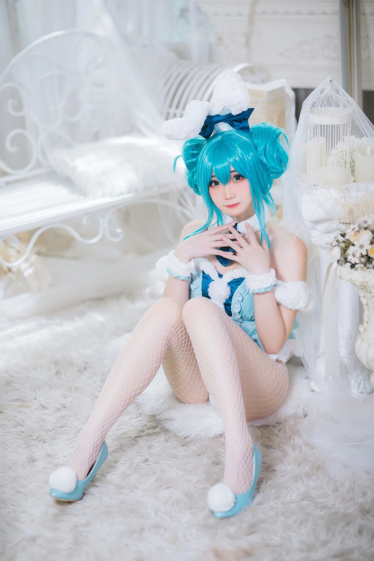 网络美女焖焖碳初音兔女郎主题性感低胸连体衣配白丝网袜秀翘臀美腿诱惑写真20P
