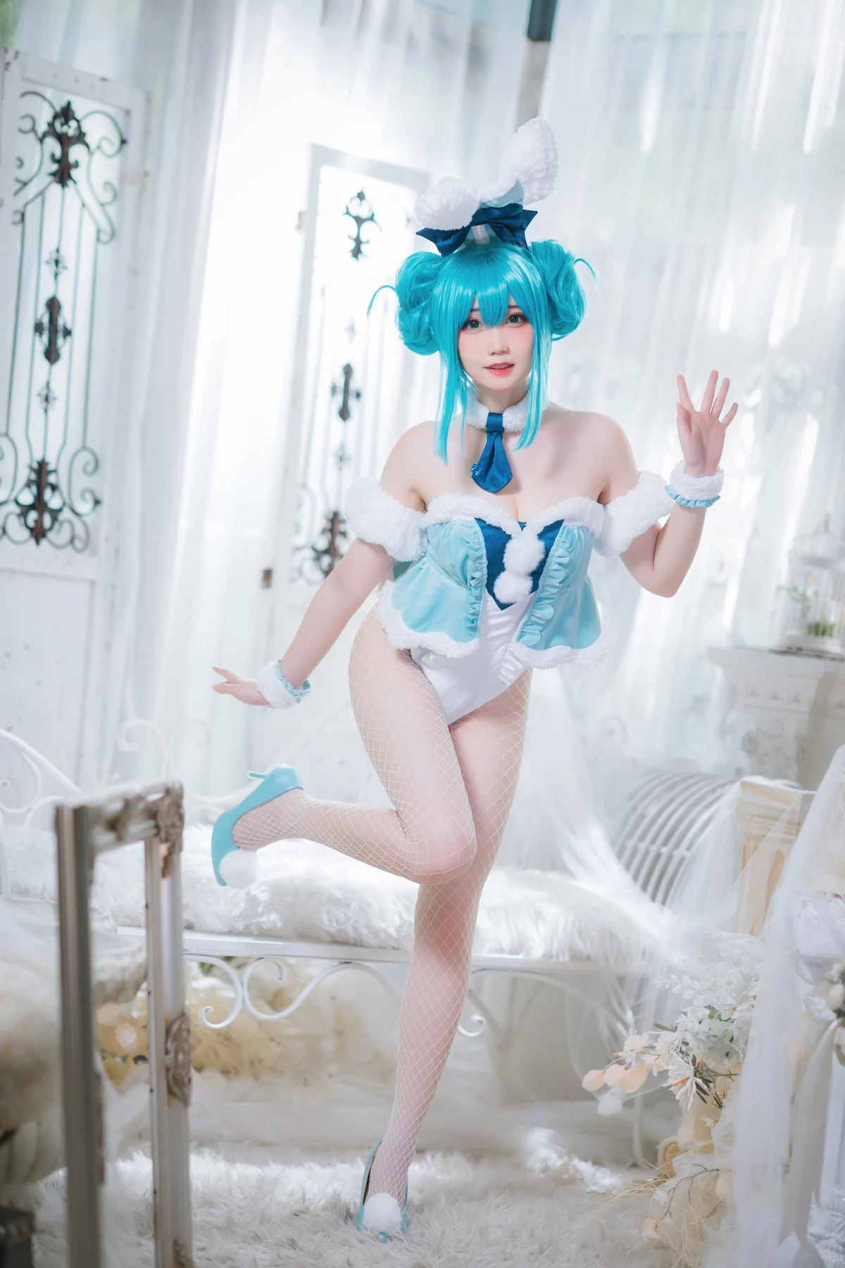 网络美女焖焖碳初音兔女郎主题性感低胸连体衣配白丝网袜秀翘臀美腿诱惑写真20P