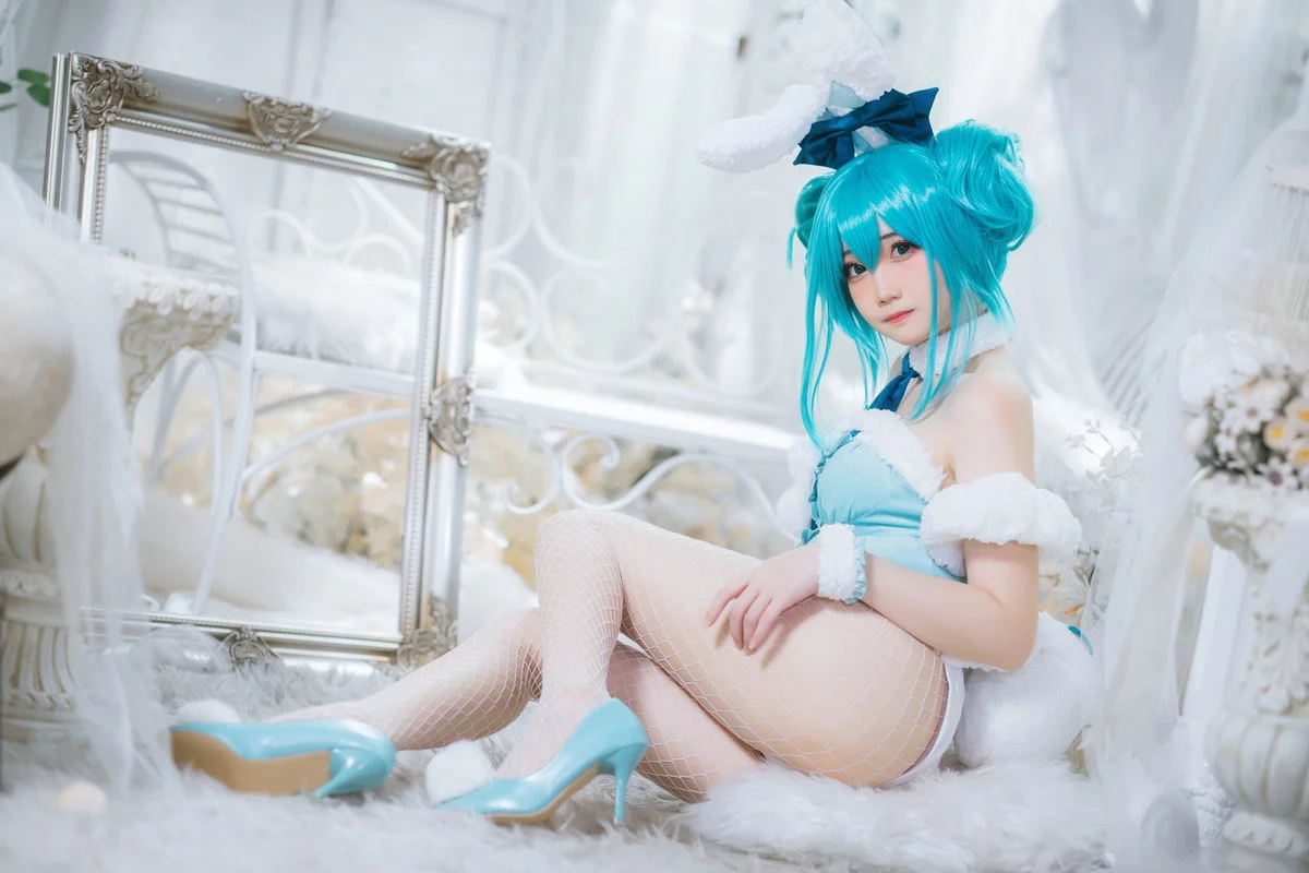 网络美女焖焖碳初音兔女郎主题性感低胸连体衣配白丝网袜秀翘臀美腿诱惑写真20P