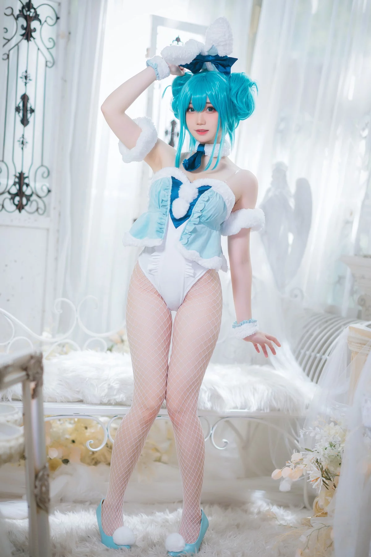 网络美女焖焖碳初音兔女郎主题性感低胸连体衣配白丝网袜秀翘臀美腿诱惑写真20P