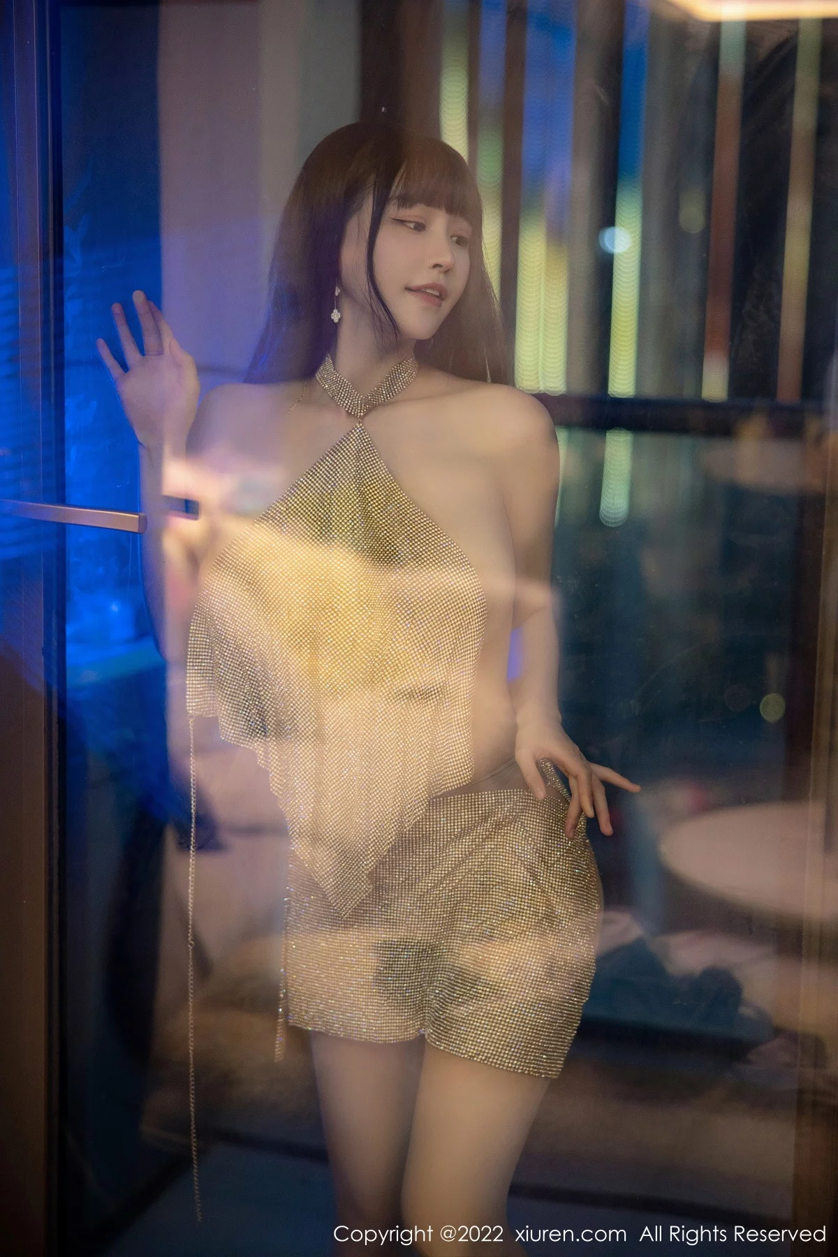 XiuRen第6044期_女神朱可儿Flora大理旅拍金色闪亮连衣短裙秀丰满身材诱惑写真74P
