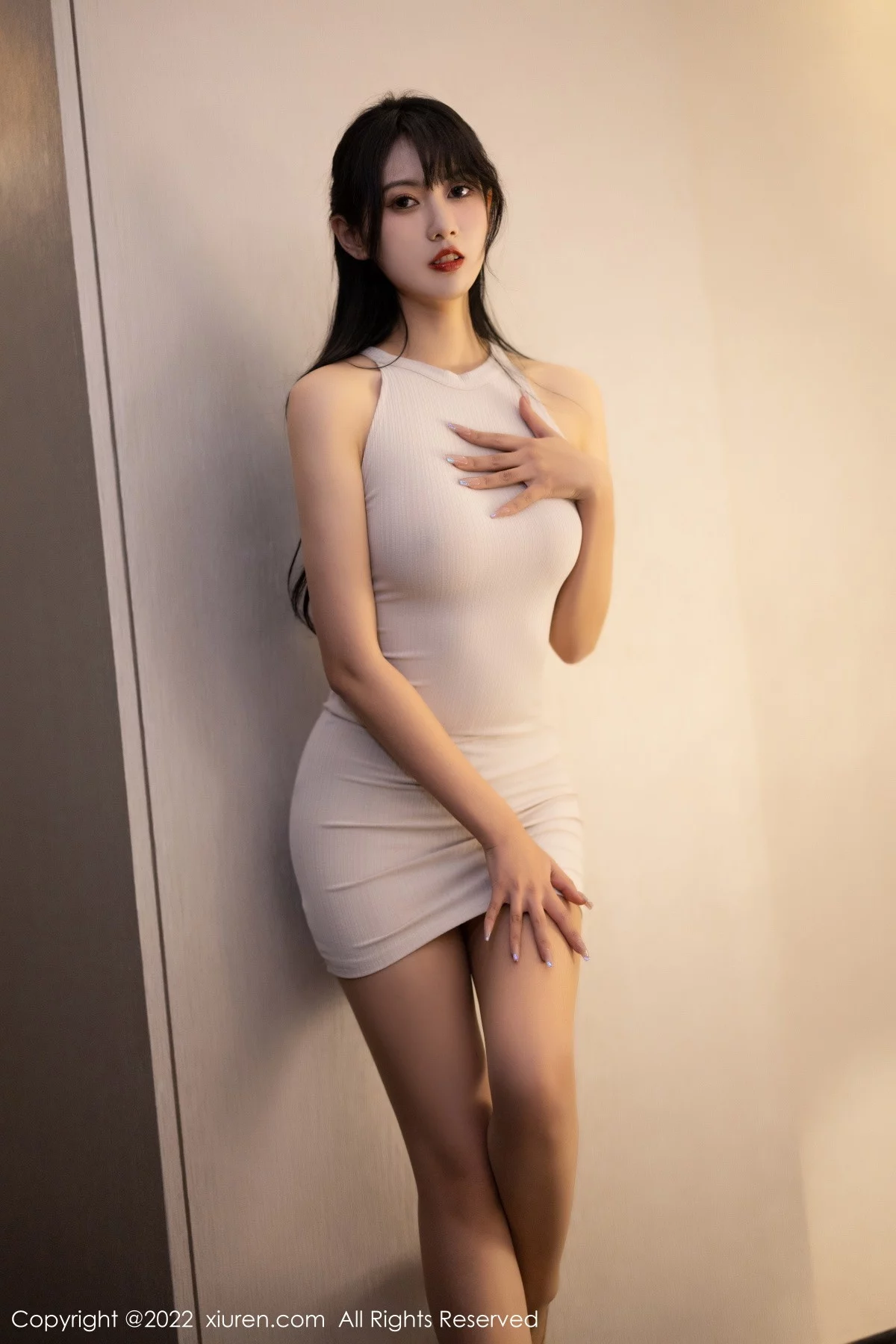 XiuRen第6043期_模特林子遥性感浅灰色连衣短裙配超薄肉丝秀曼妙身姿迷人写真70P