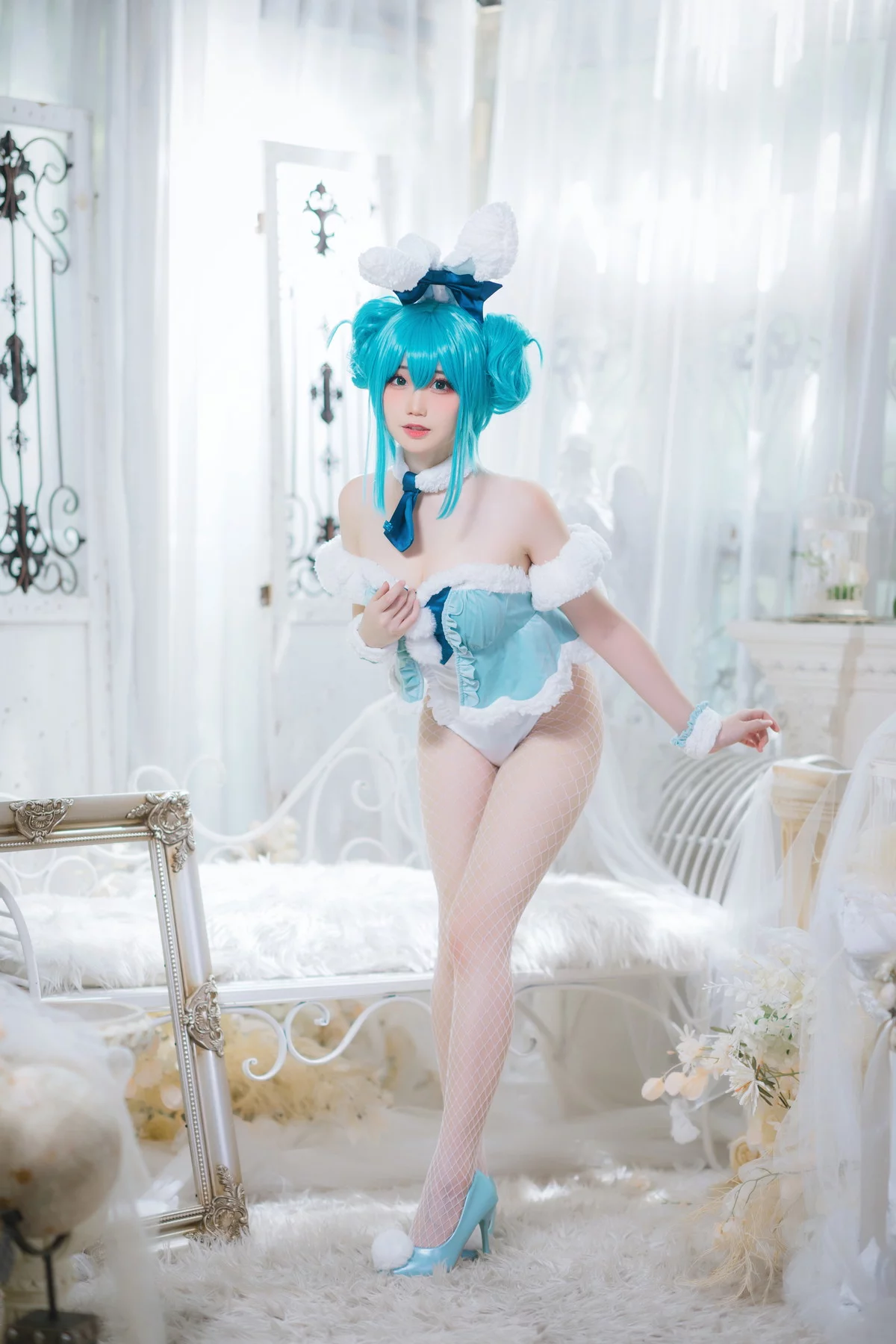 网络美女焖焖碳初音兔女郎主题性感低胸连体衣配白丝网袜秀翘臀美腿诱惑写真20P