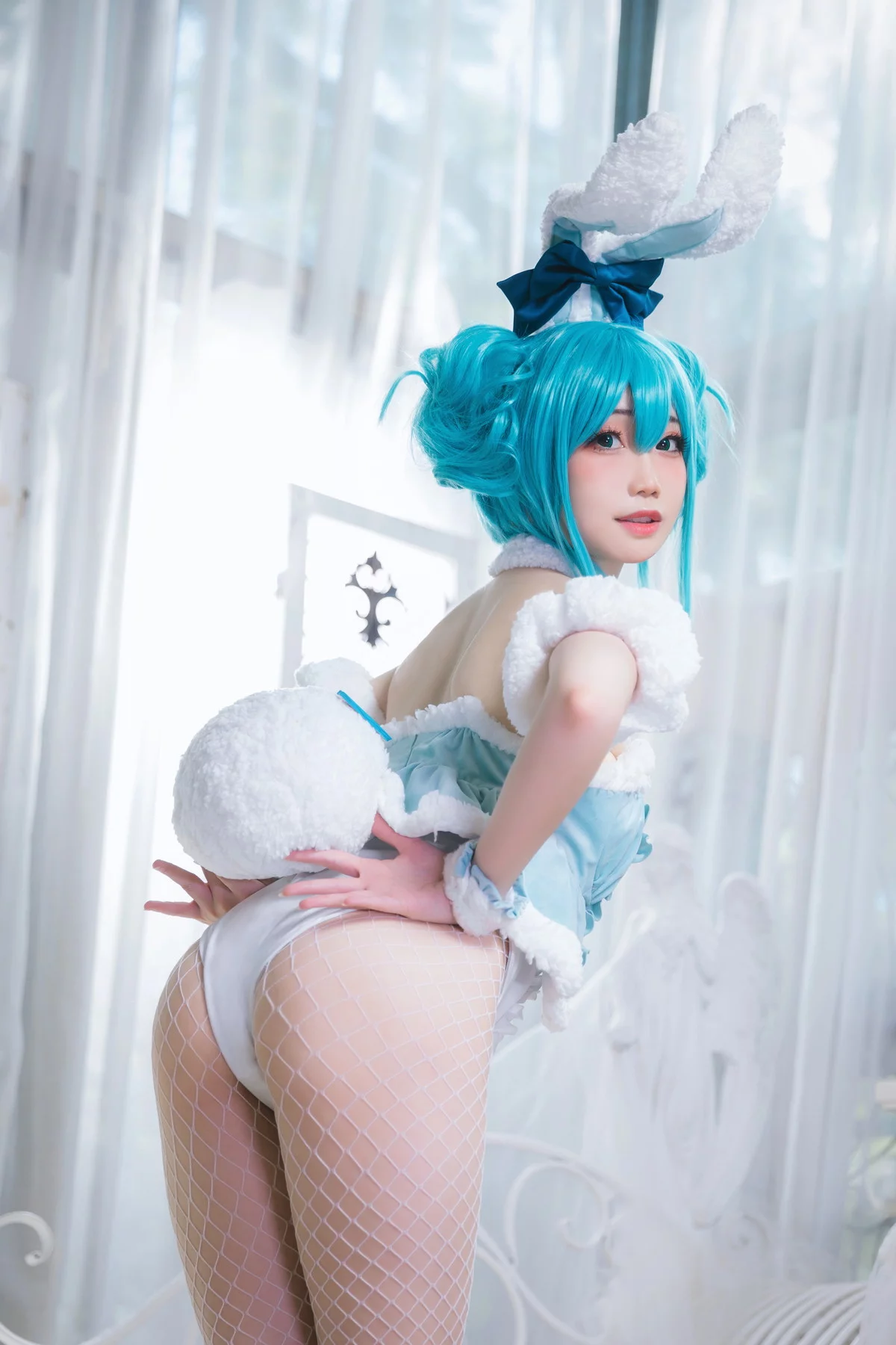 网络美女焖焖碳初音兔女郎主题性感低胸连体衣配白丝网袜秀翘臀美腿诱惑写真20P