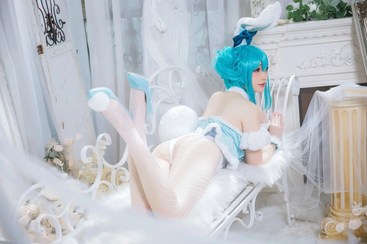 网络美女焖焖碳初音兔女郎主题性感低胸连体衣配白丝网袜秀翘臀美腿诱惑写真20P