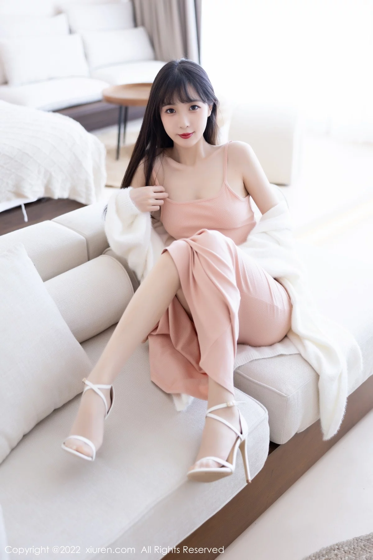 XiuRen第6052期_模特林星阑脱白色长外套露淡红色吊带长裙配原色丝袜迷人写真82P