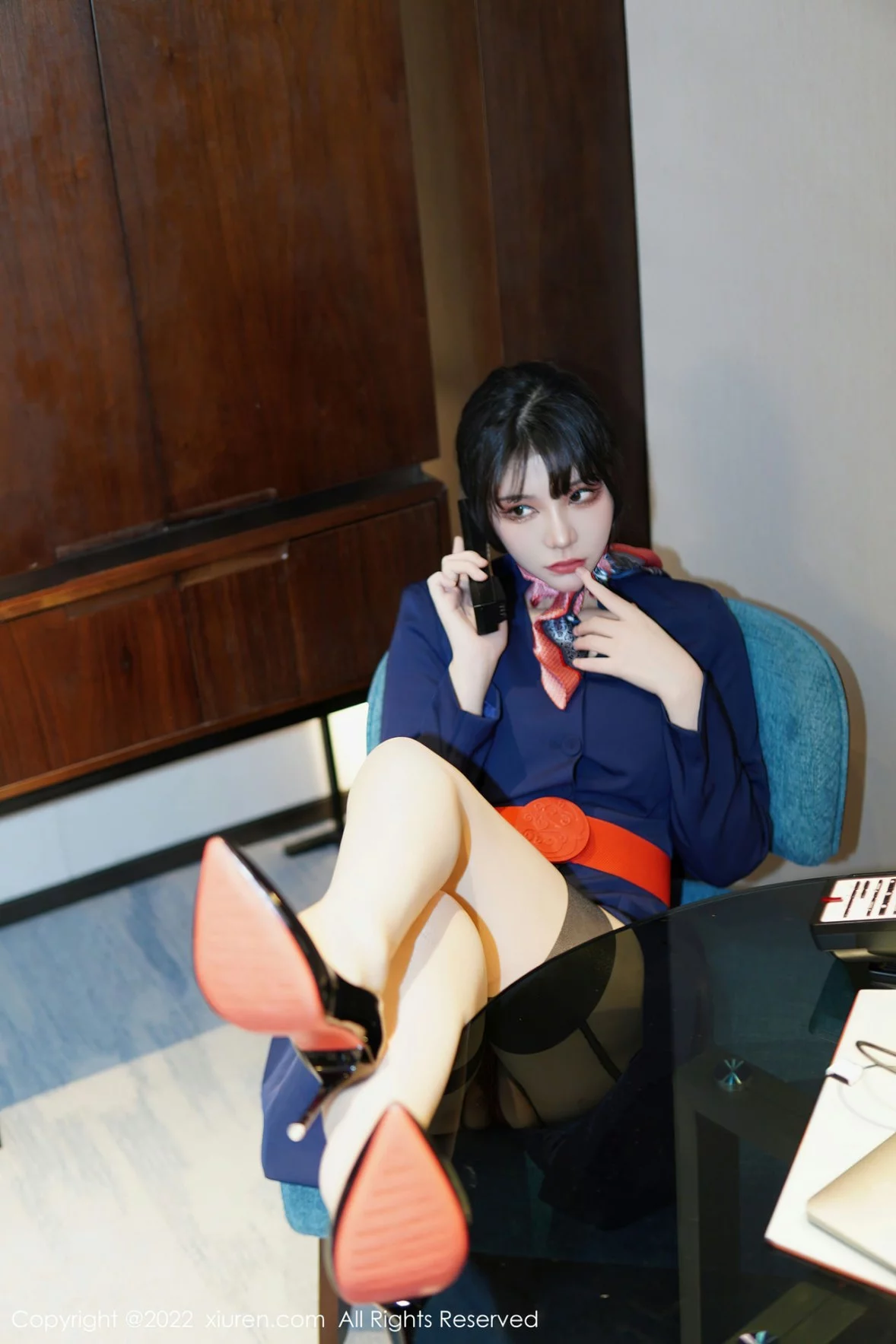 XiuRen第6048期_模特桃桃子_脱深蓝空姐制服露红色蕾丝内衣秀曼妙身姿诱惑写真82P