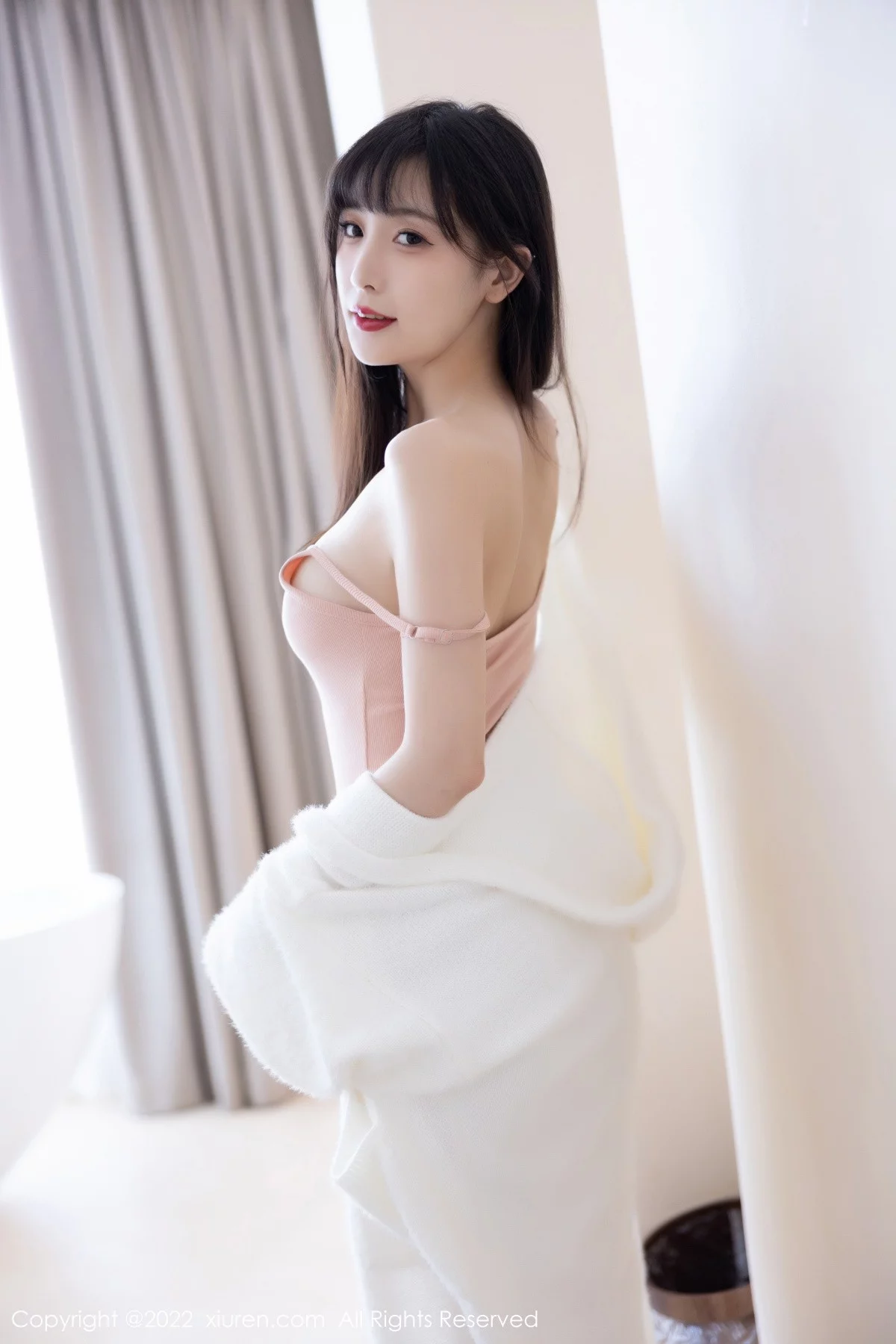 XiuRen第6052期_模特林星阑脱白色长外套露淡红色吊带长裙配原色丝袜迷人写真82P