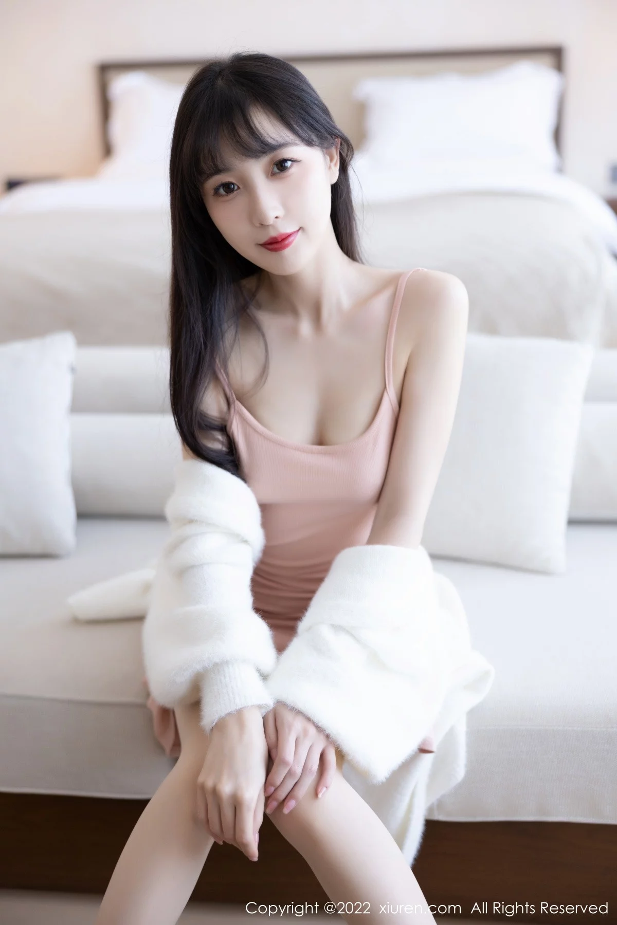 XiuRen第6052期_模特林星阑脱白色长外套露淡红色吊带长裙配原色丝袜迷人写真82P