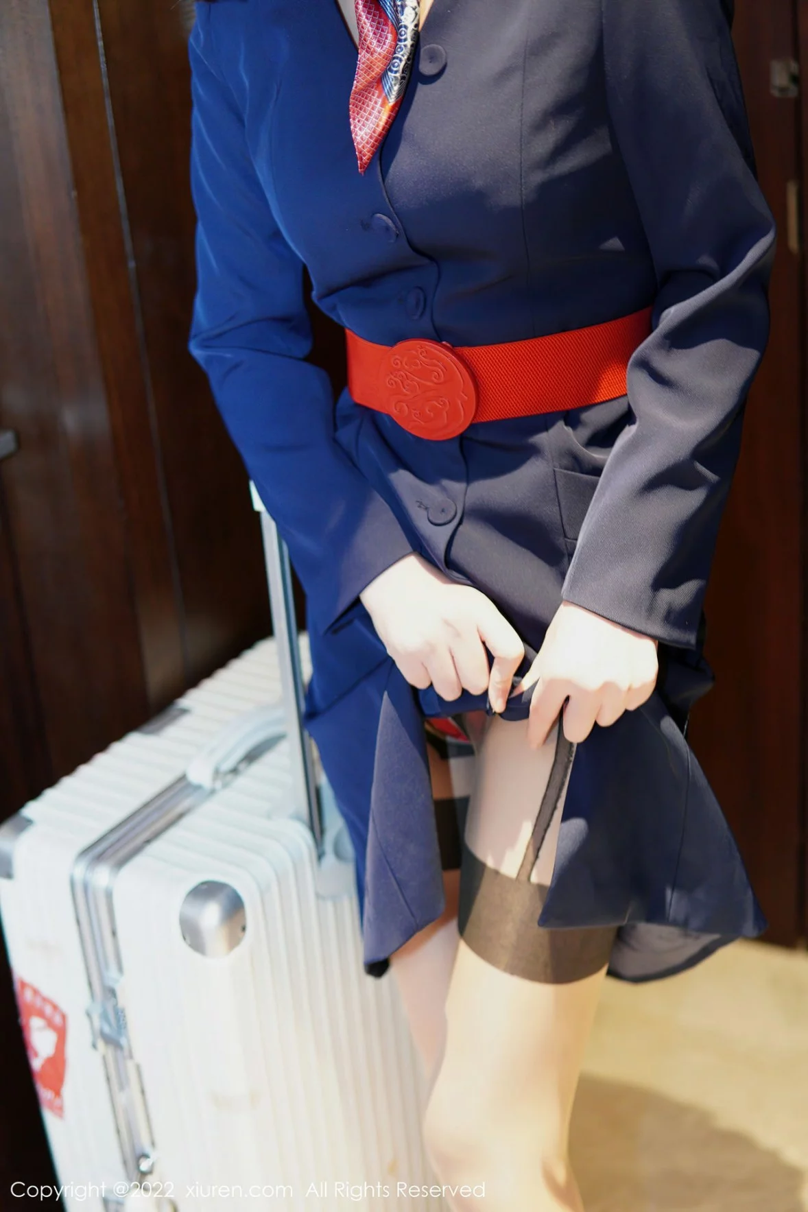 XiuRen第6048期_模特桃桃子_脱深蓝空姐制服露红色蕾丝内衣秀曼妙身姿诱惑写真82P