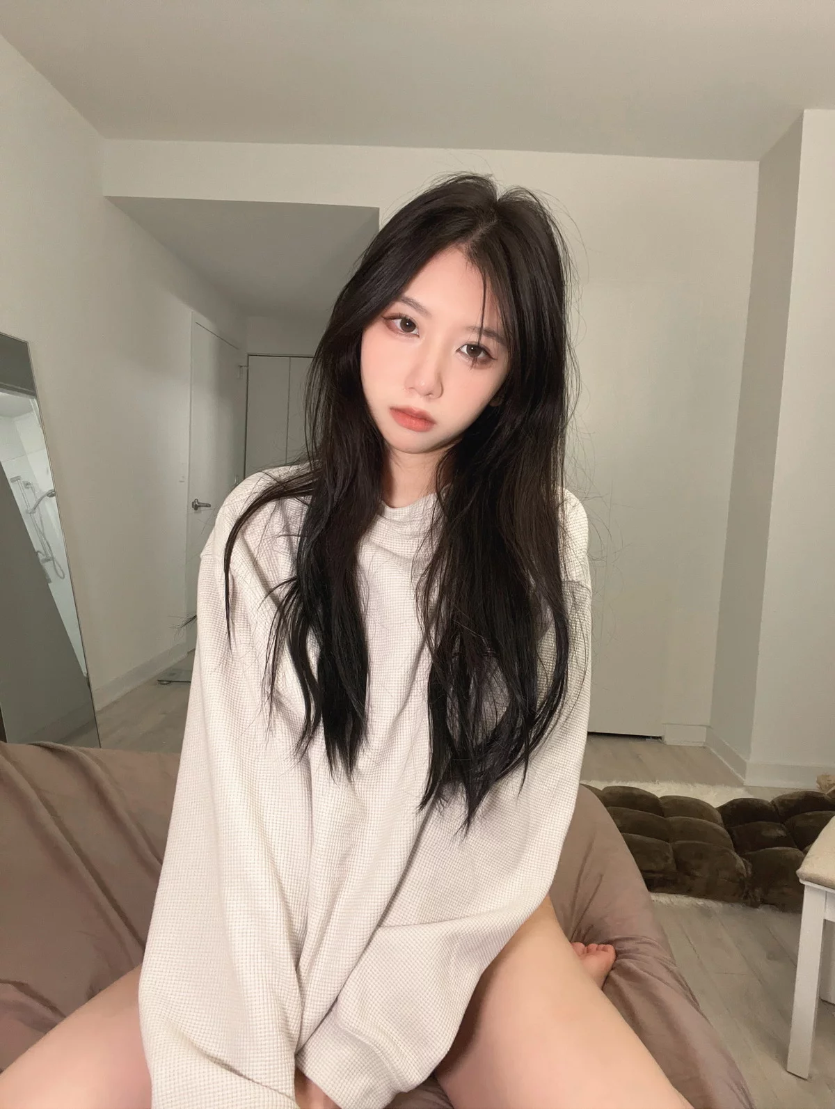 动漫博主果咩酱居家氛围主题私房床上性感灰色运动内衣秀完美身材诱惑写真49P