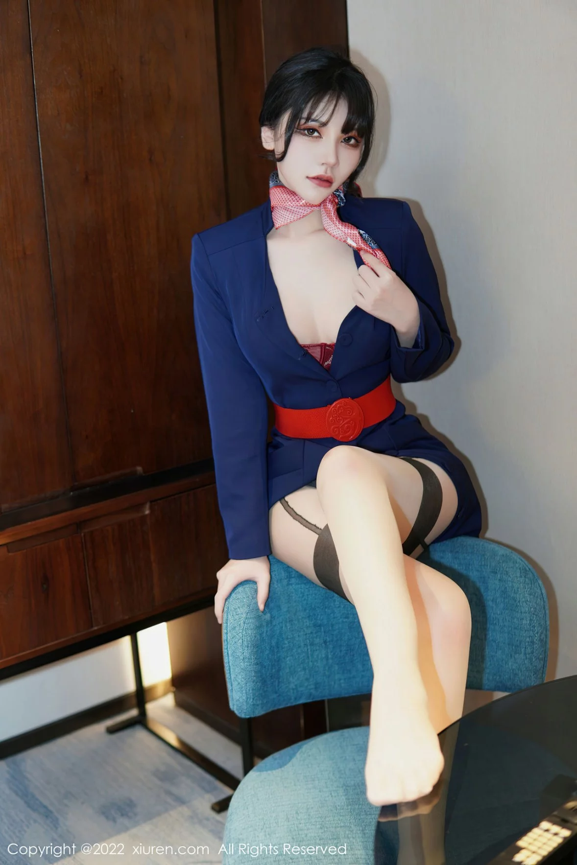XiuRen第6048期_模特桃桃子_脱深蓝空姐制服露红色蕾丝内衣秀曼妙身姿诱惑写真82P