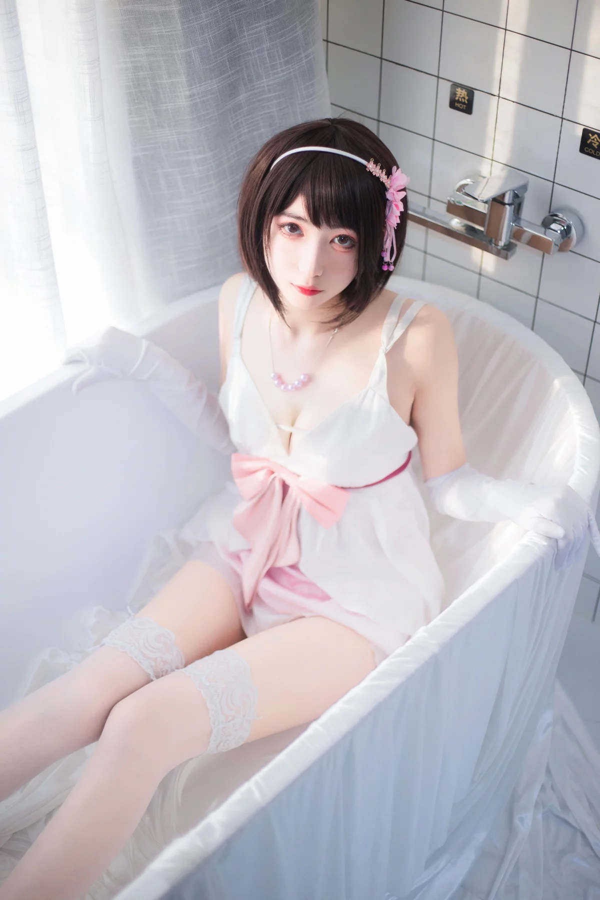 二次元美女宫本樱加藤惠浴室主题私房浴缸白色薄纱配蕾丝袜秀翘臀美腿诱惑写真25P