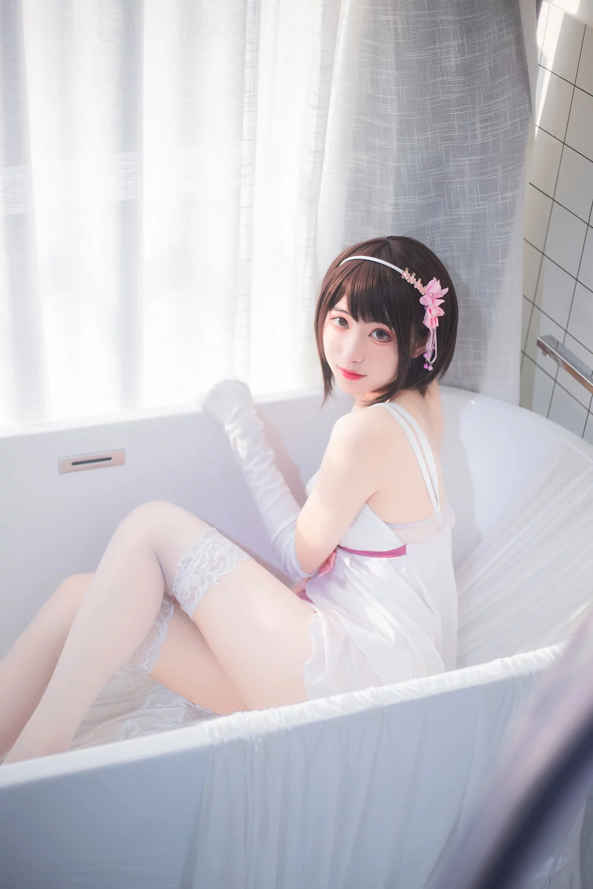 二次元美女宫本樱加藤惠浴室主题私房浴缸白色薄纱配蕾丝袜秀翘臀美腿诱惑写真25P