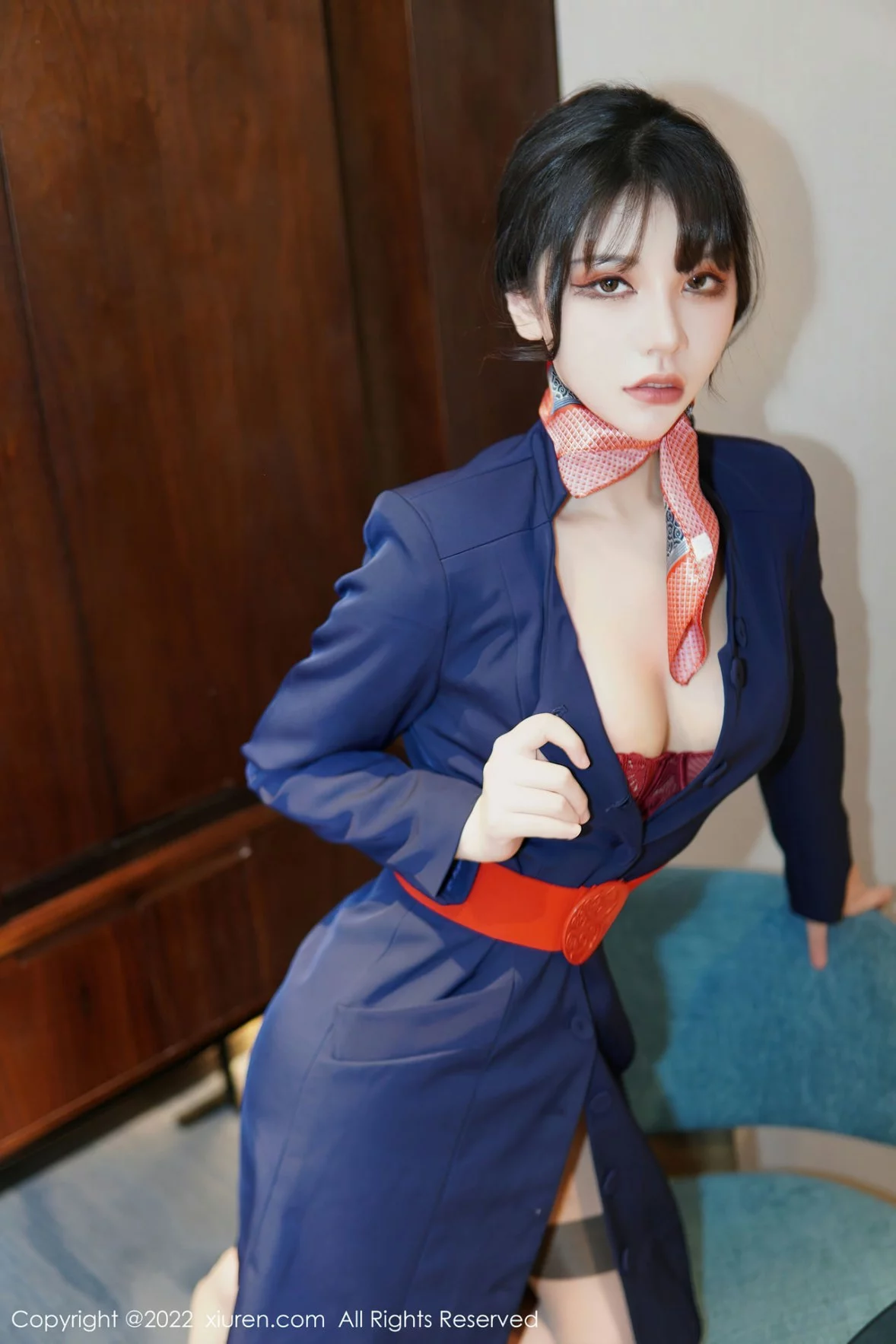 XiuRen第6048期_模特桃桃子_脱深蓝空姐制服露红色蕾丝内衣秀曼妙身姿诱惑写真82P