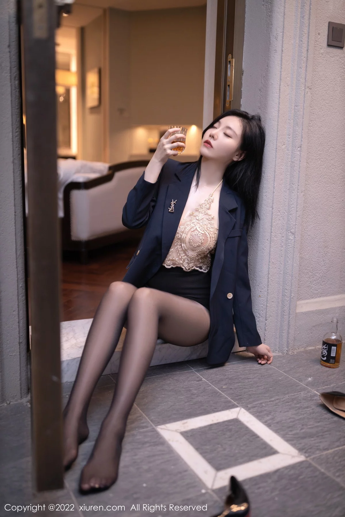 XiuRen第6051期_模特安然anran半脱外衣露缕空金色蕾丝内衣秀惹火身材诱惑写真81P