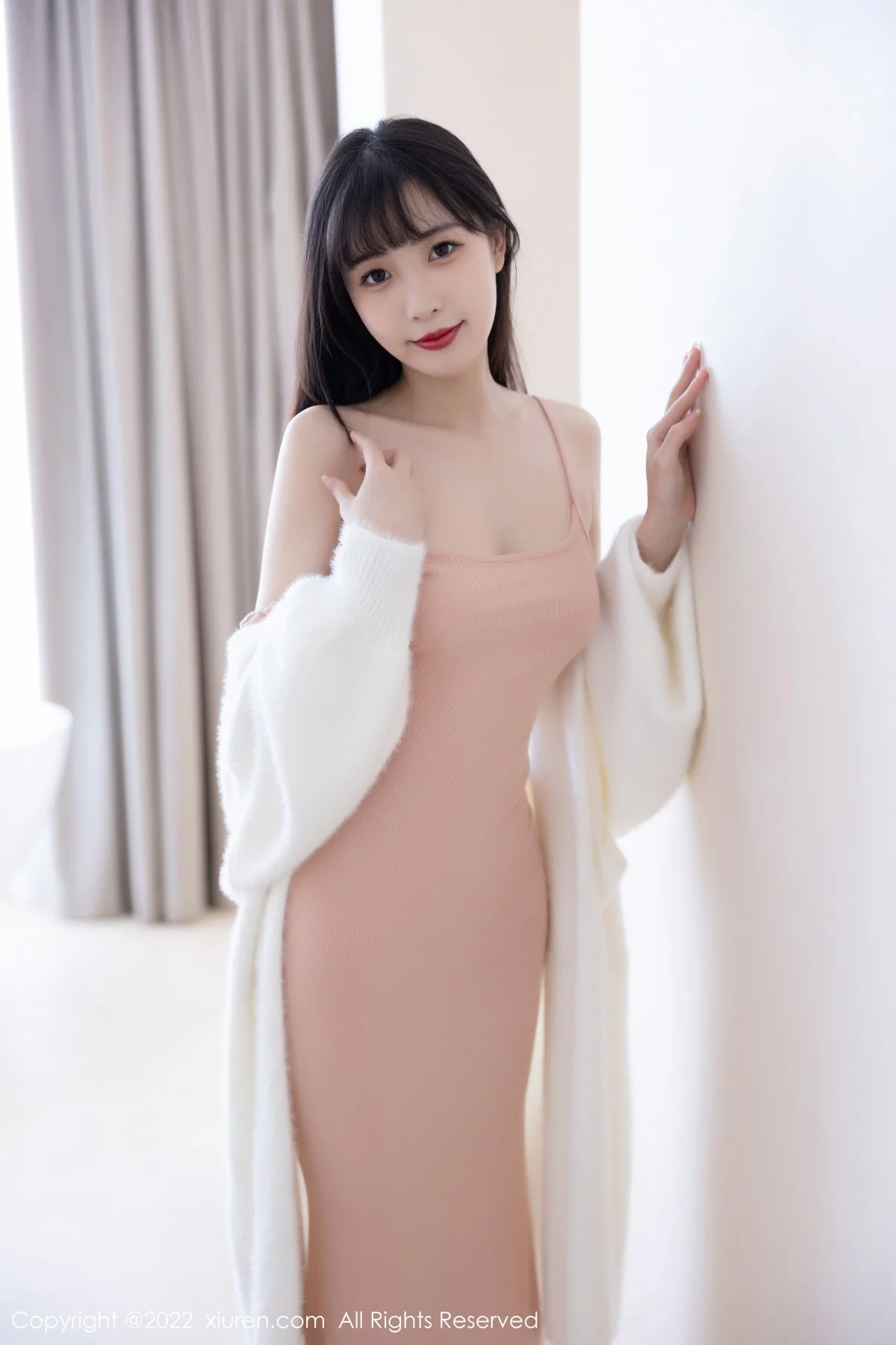 XiuRen第6052期_模特林星阑脱白色长外套露淡红色吊带长裙配原色丝袜迷人写真82P