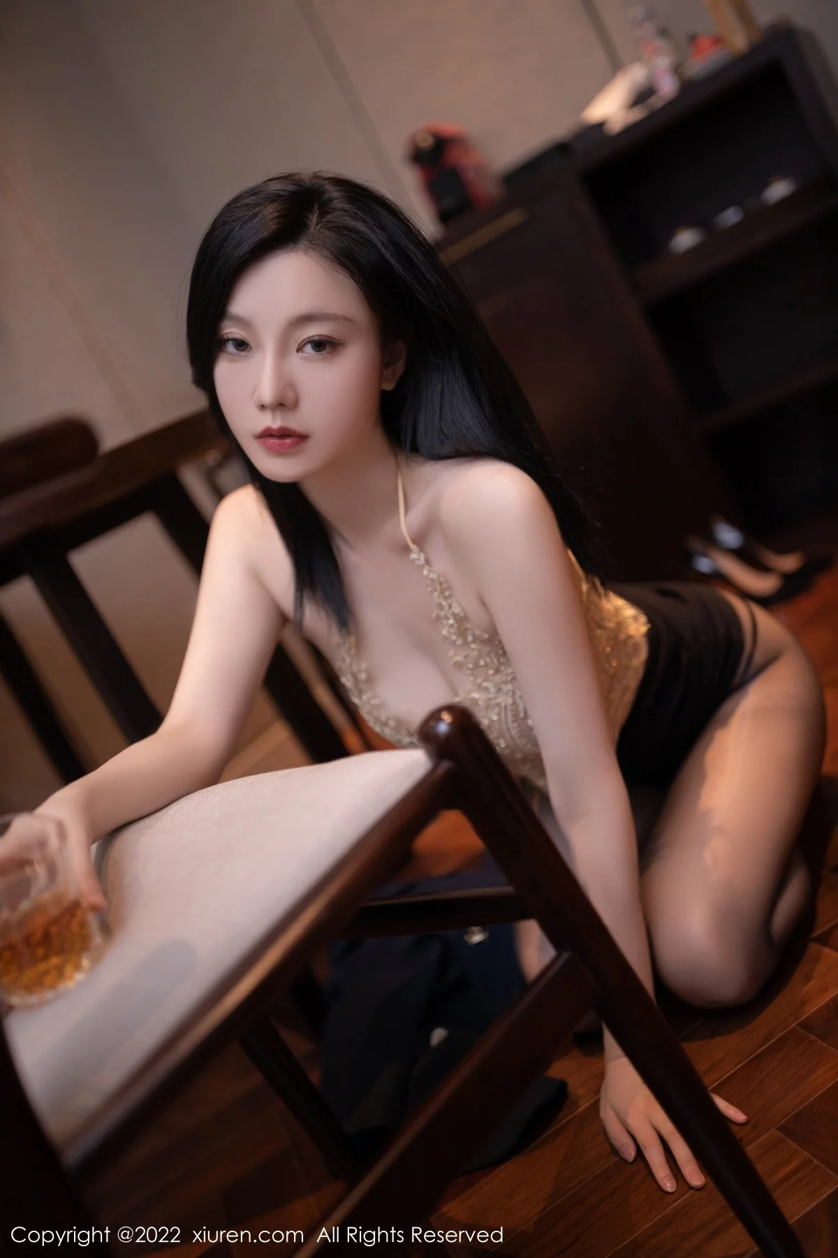XiuRen第6051期_模特安然anran半脱外衣露缕空金色蕾丝内衣秀惹火身材诱惑写真81P