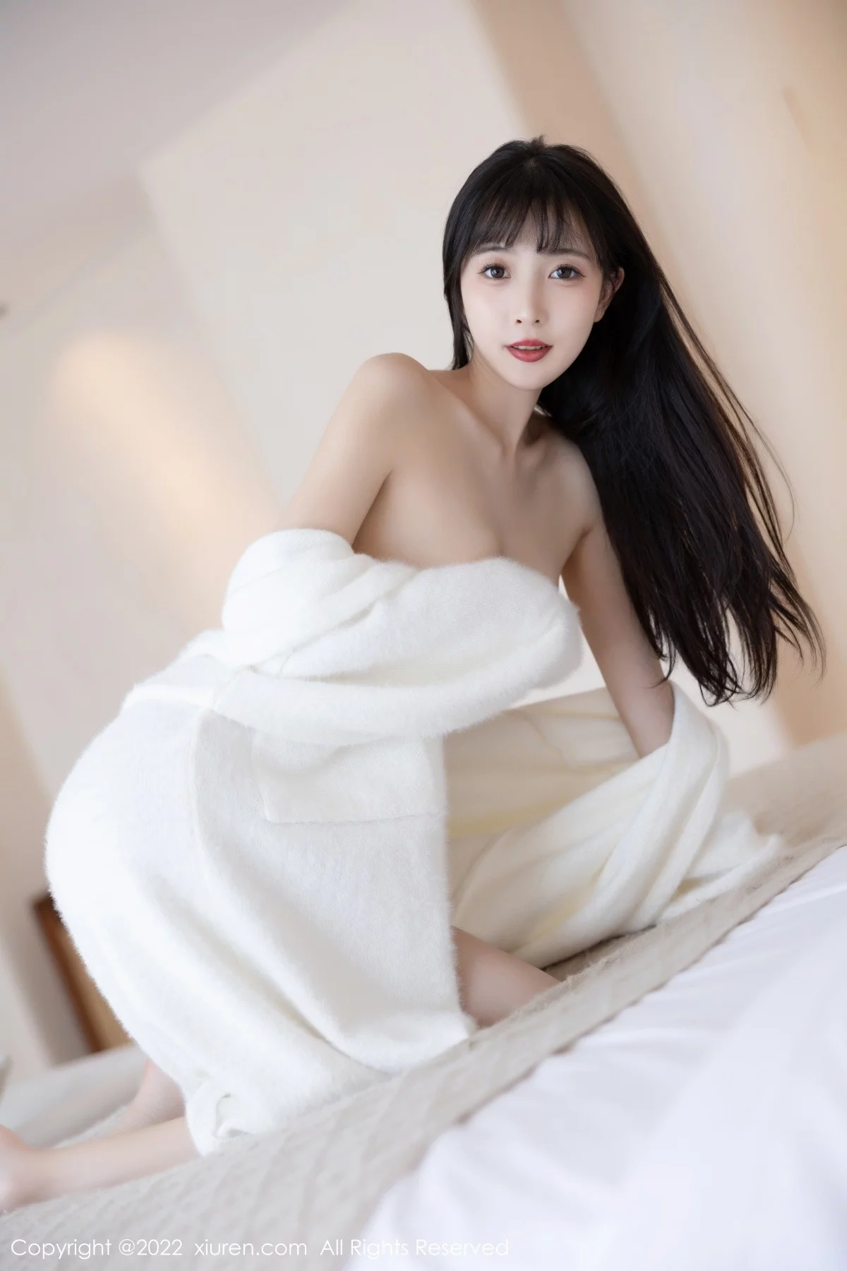 XiuRen第6052期_模特林星阑脱白色长外套露淡红色吊带长裙配原色丝袜迷人写真82P
