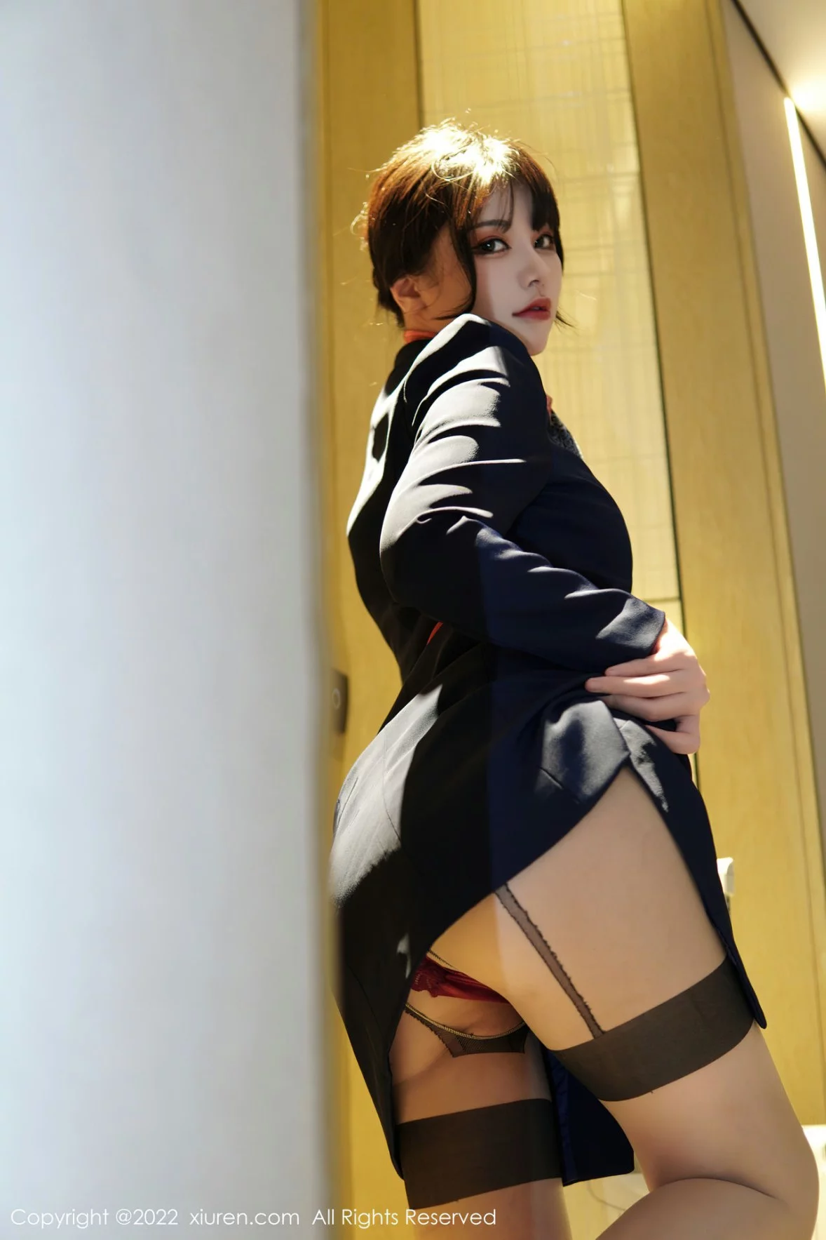 XiuRen第6048期_模特桃桃子_脱深蓝空姐制服露红色蕾丝内衣秀曼妙身姿诱惑写真82P