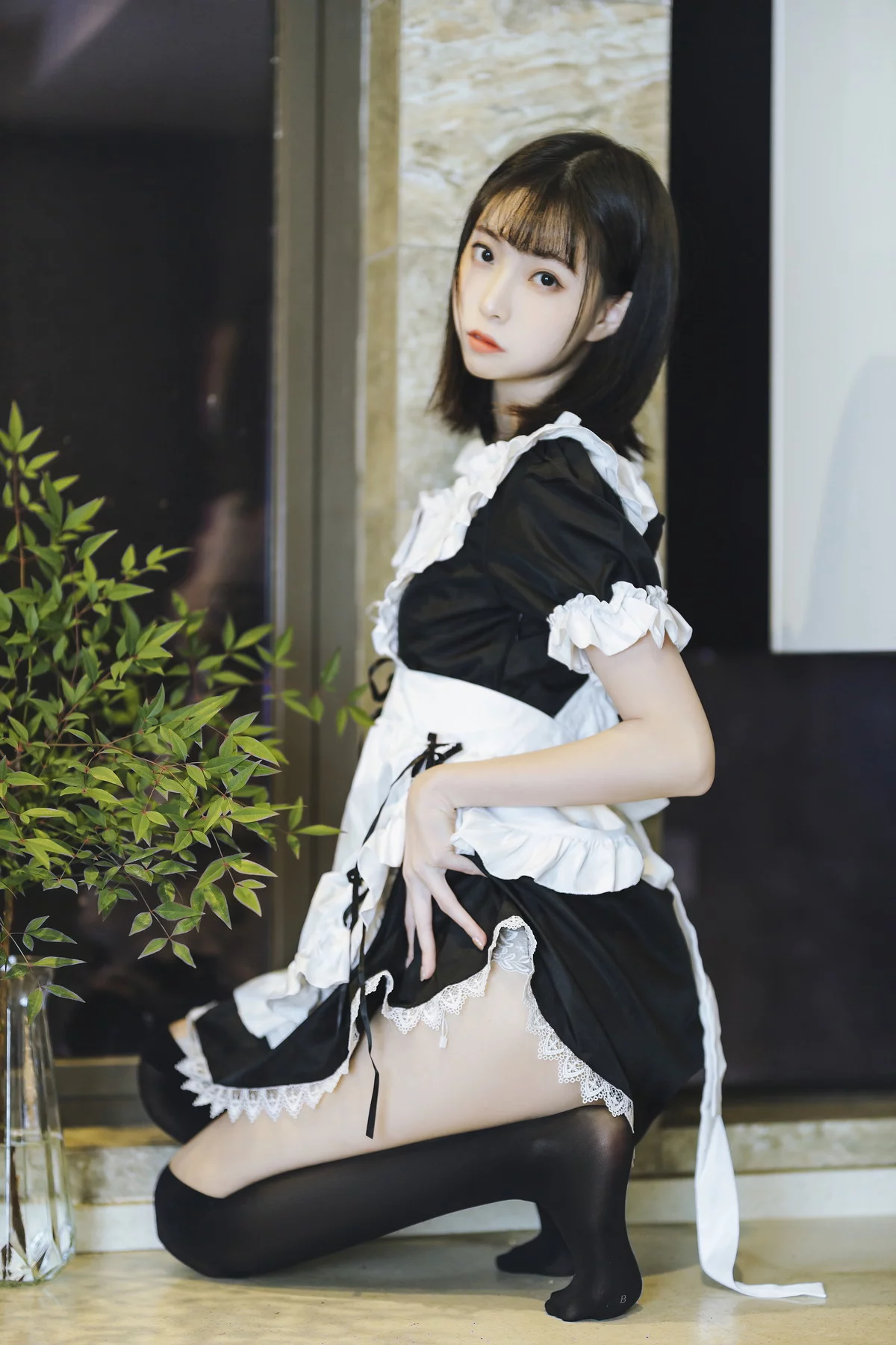 网络美女许岚短裙女仆主题居家私房性感女仆装配黑丝袜秀白嫩美腿迷人写真40P