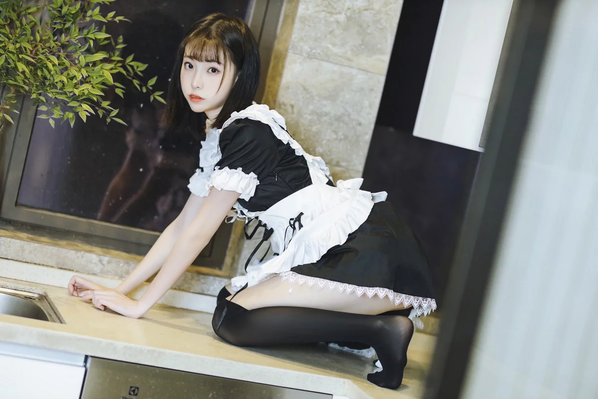 网络美女许岚短裙女仆主题居家私房性感女仆装配黑丝袜秀白嫩美腿迷人写真40P