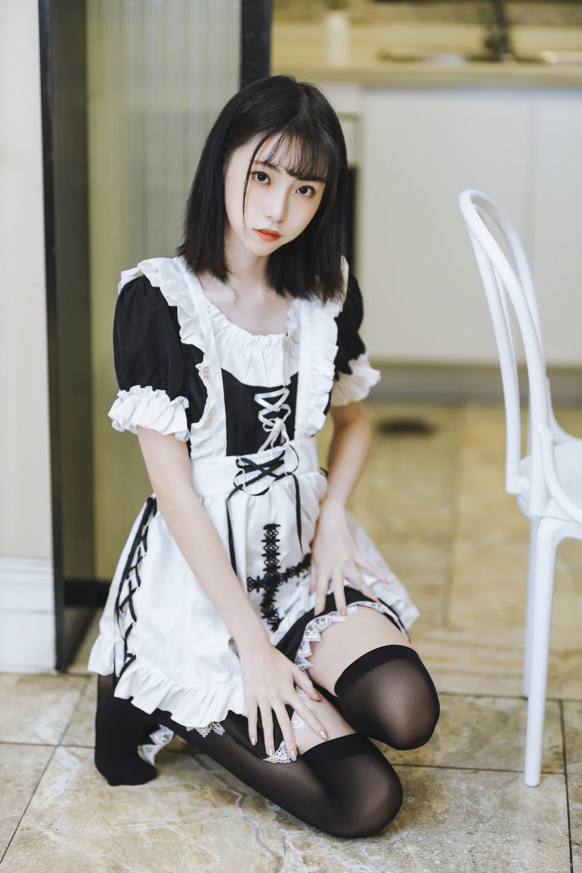 网络美女许岚短裙女仆主题居家私房性感女仆装配黑丝袜秀白嫩美腿迷人写真40P