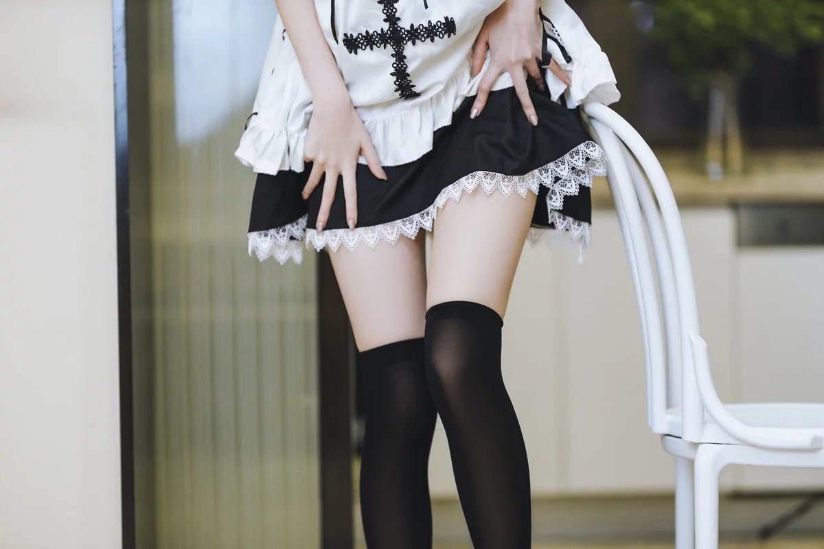 网络美女许岚短裙女仆主题居家私房性感女仆装配黑丝袜秀白嫩美腿迷人写真40P