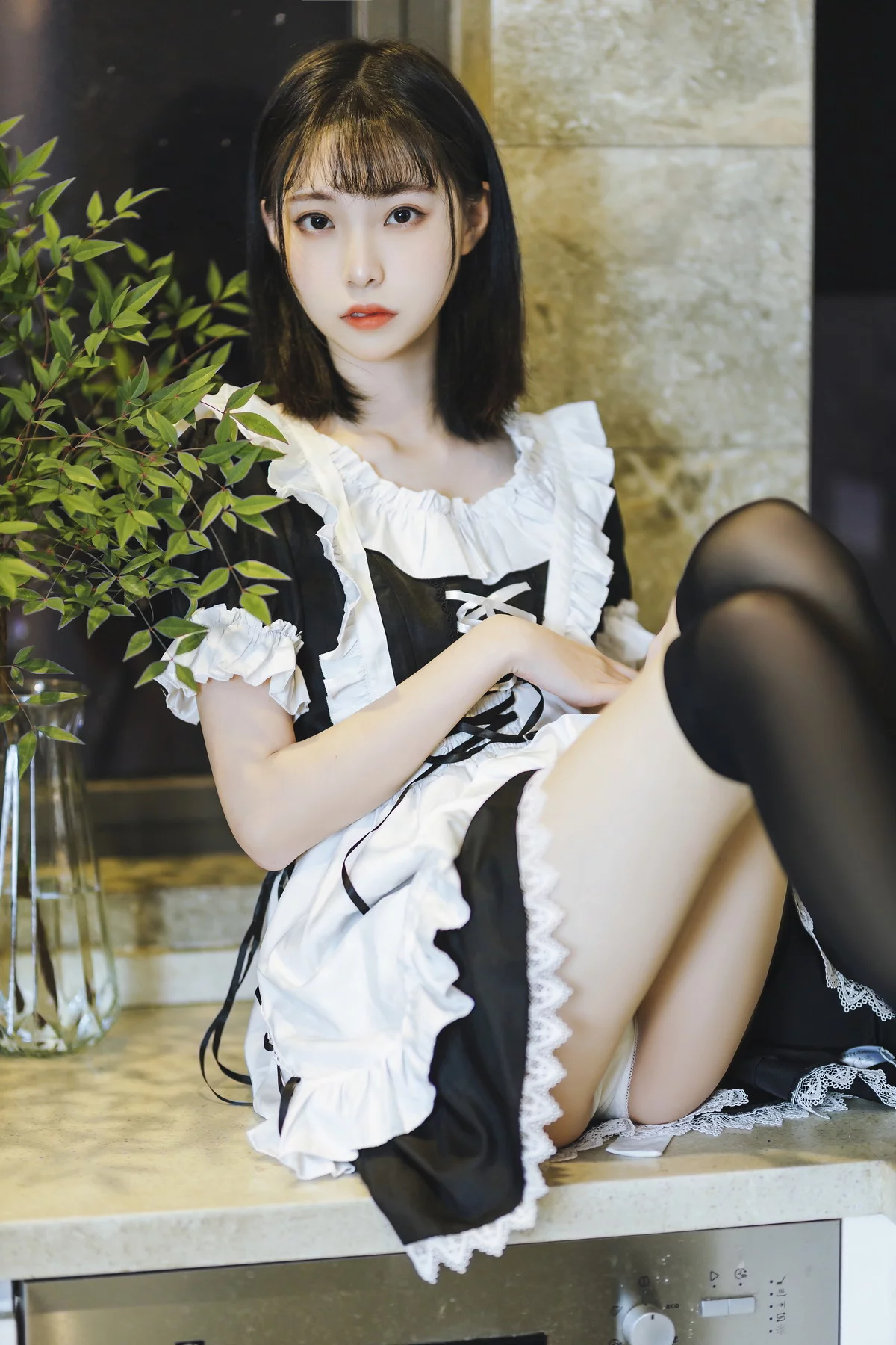 网络美女许岚短裙女仆主题居家私房性感女仆装配黑丝袜秀白嫩美腿迷人写真40P