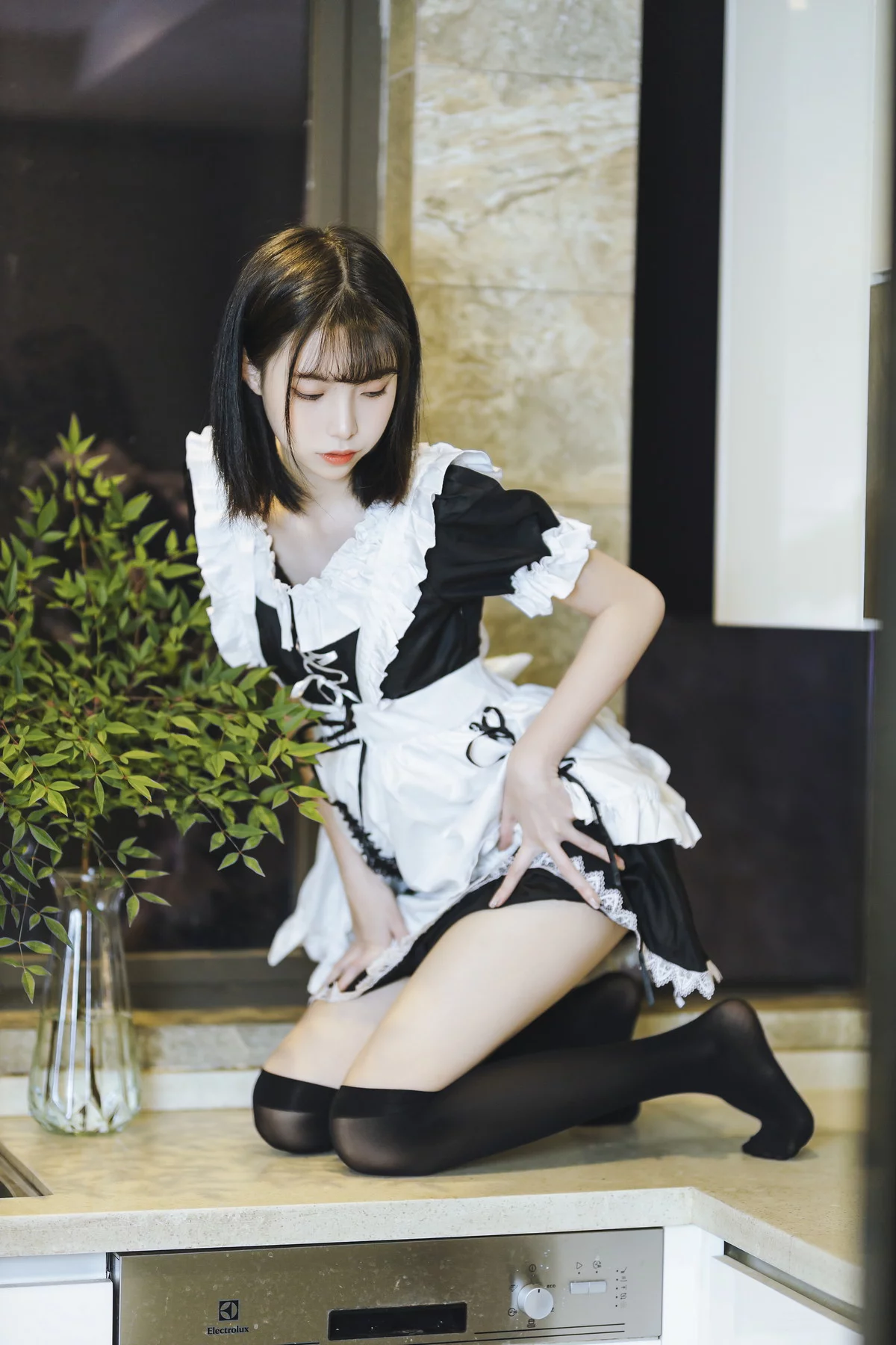 网络美女许岚短裙女仆主题居家私房性感女仆装配黑丝袜秀白嫩美腿迷人写真40P