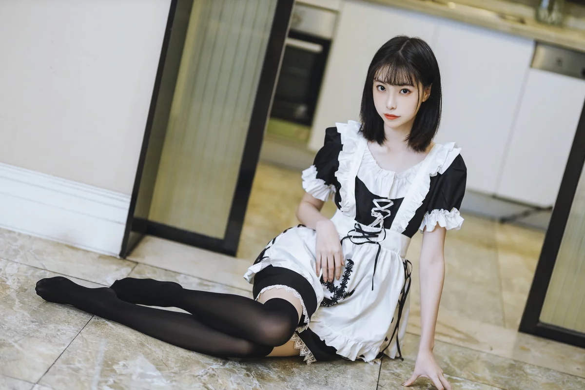 网络美女许岚短裙女仆主题居家私房性感女仆装配黑丝袜秀白嫩美腿迷人写真40P