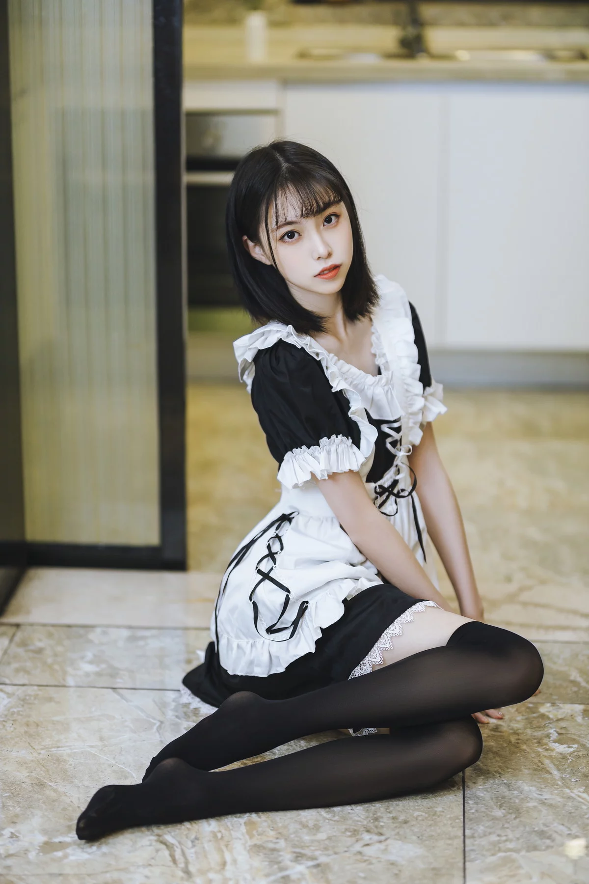 网络美女许岚短裙女仆主题居家私房性感女仆装配黑丝袜秀白嫩美腿迷人写真40P