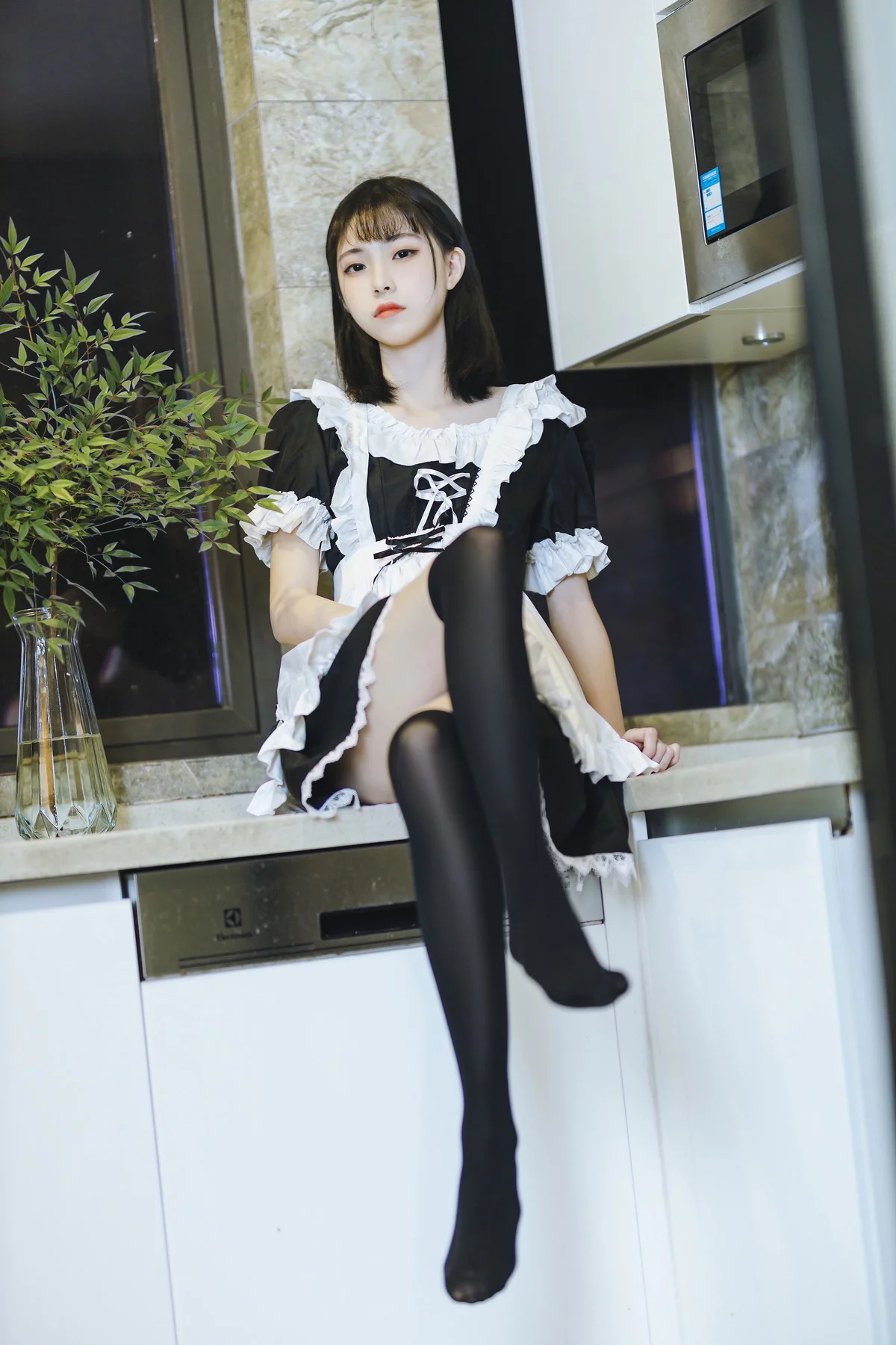网络美女许岚短裙女仆主题居家私房性感女仆装配黑丝袜秀白嫩美腿迷人写真40P