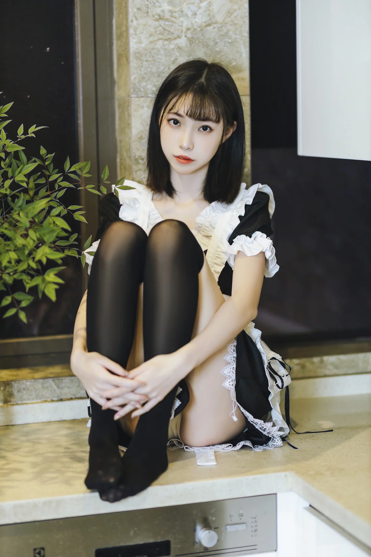 网络美女许岚短裙女仆主题居家私房性感女仆装配黑丝袜秀白嫩美腿迷人写真40P