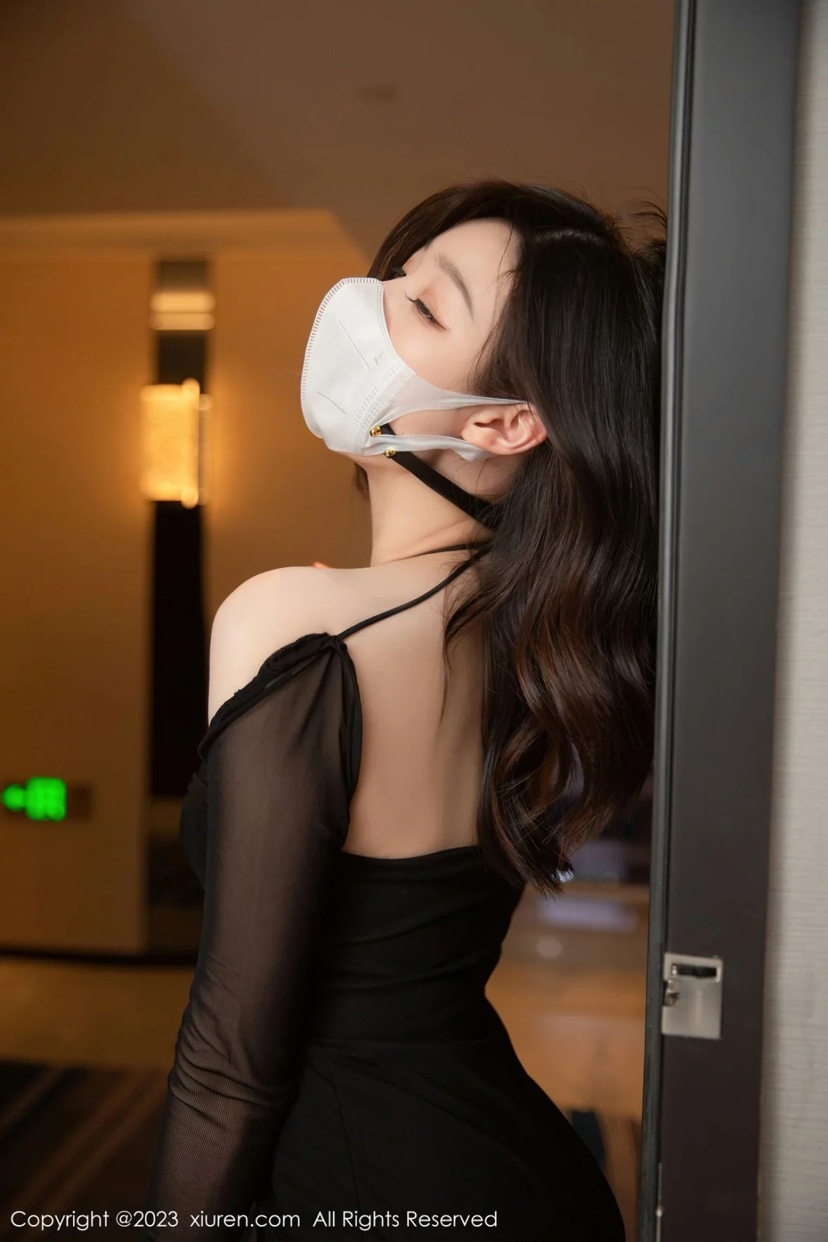 XiuRen第6204期_模特是小逗逗性感黑色服饰配黑丝袜半脱秀曼妙身姿迷人写真89P